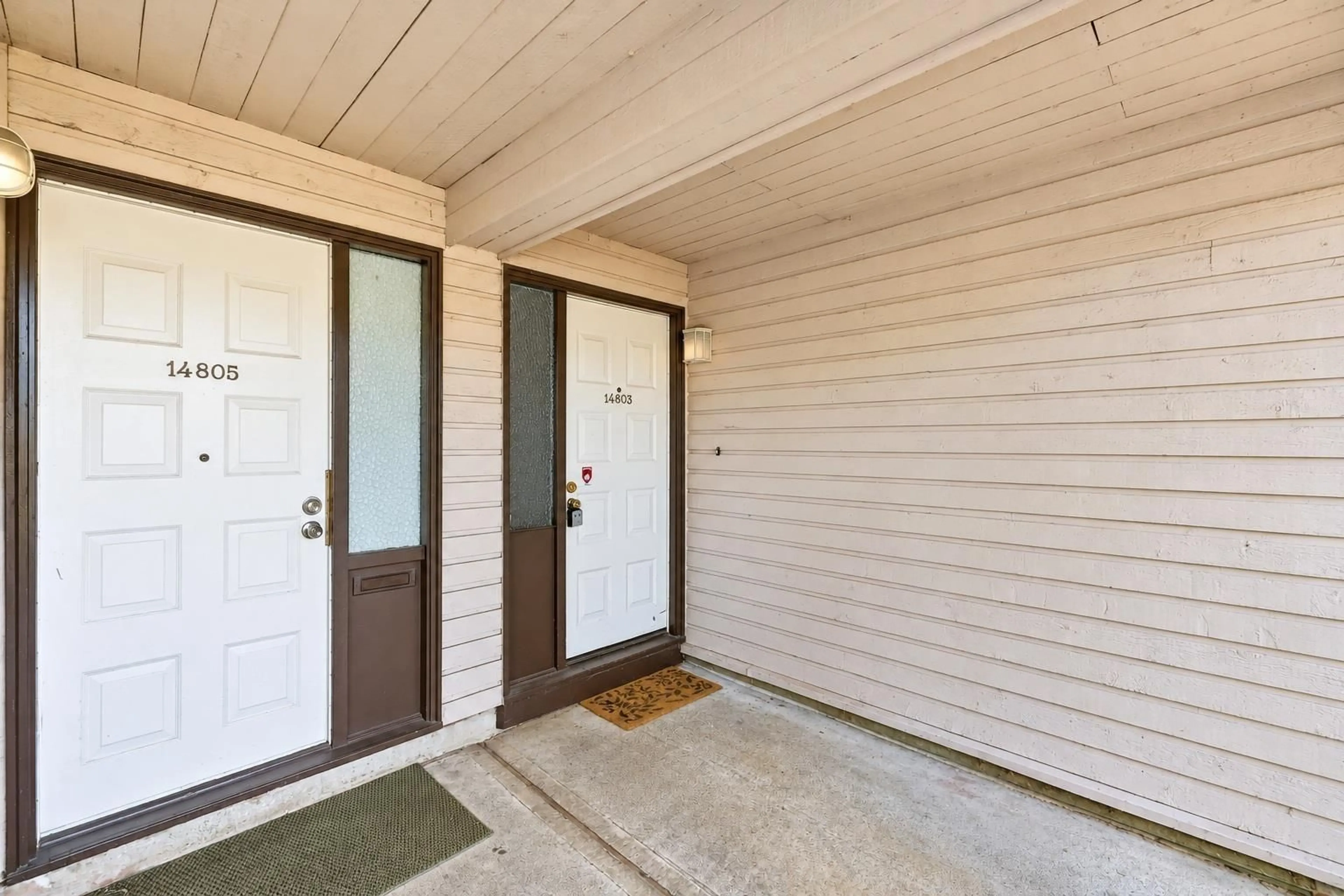 Indoor entryway for 14803 HOLLY PARK LANE, Surrey British Columbia V3R6Y1