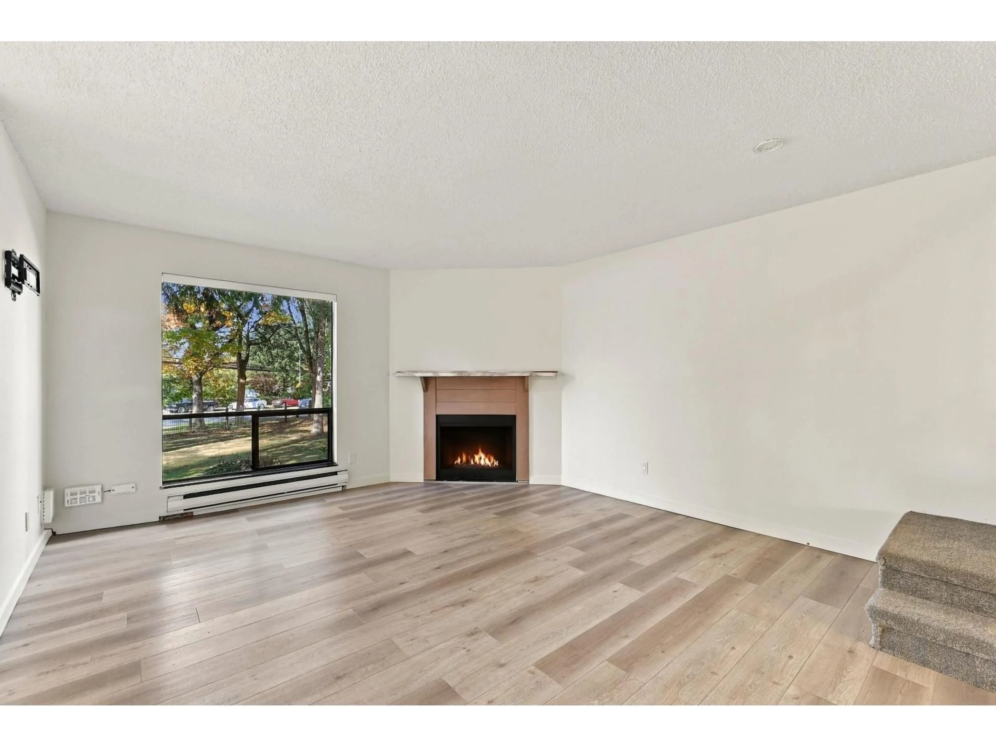 A pic of a room for 14803 HOLLY PARK LANE, Surrey British Columbia V3R6Y1