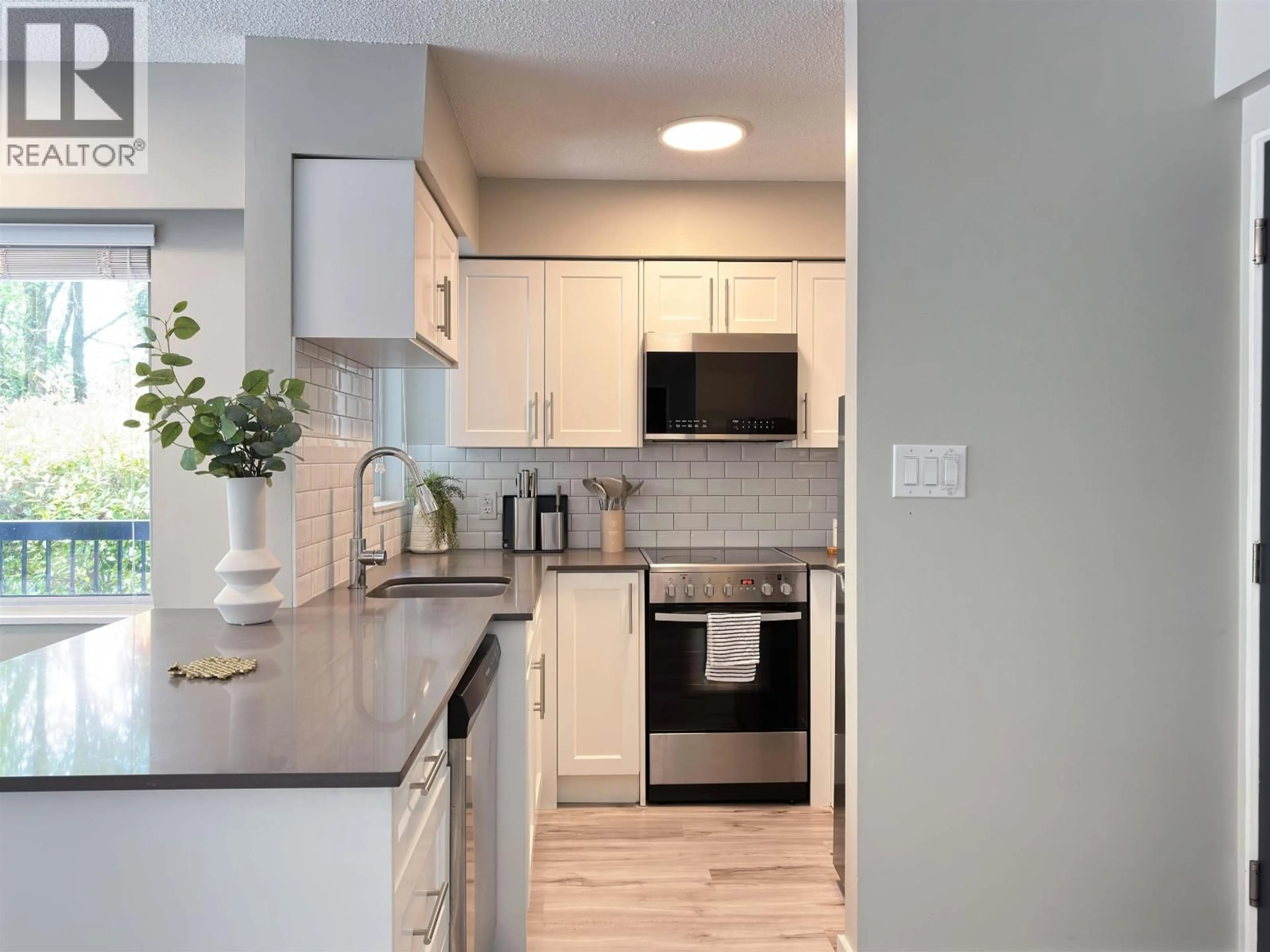 Open concept kitchen, unknown for 1923 PARKER STREET, Vancouver British Columbia V5L2L2