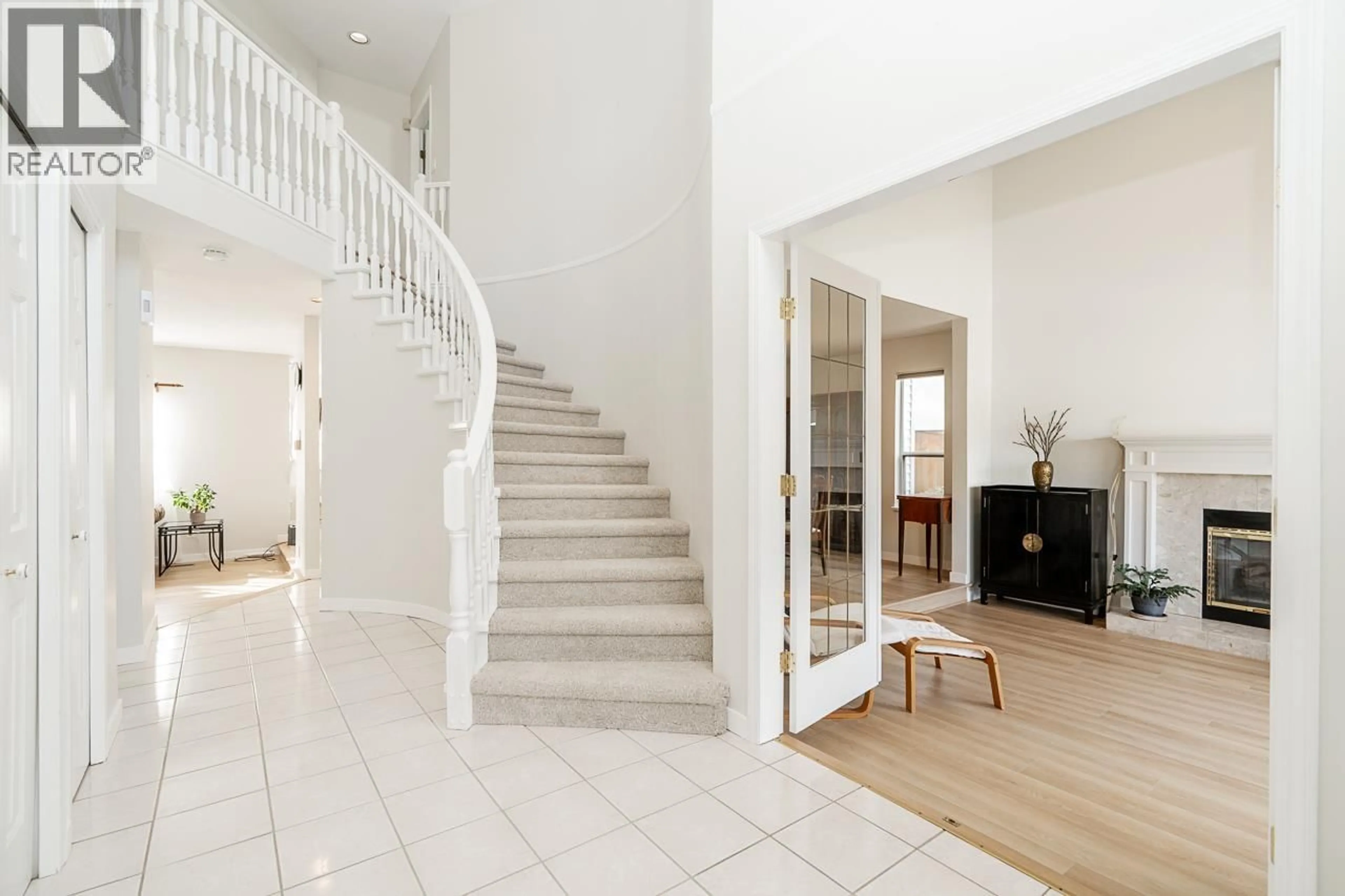 Indoor foyer for 2917 KALAMALKA DRIVE, Coquitlam British Columbia V3C5Z7