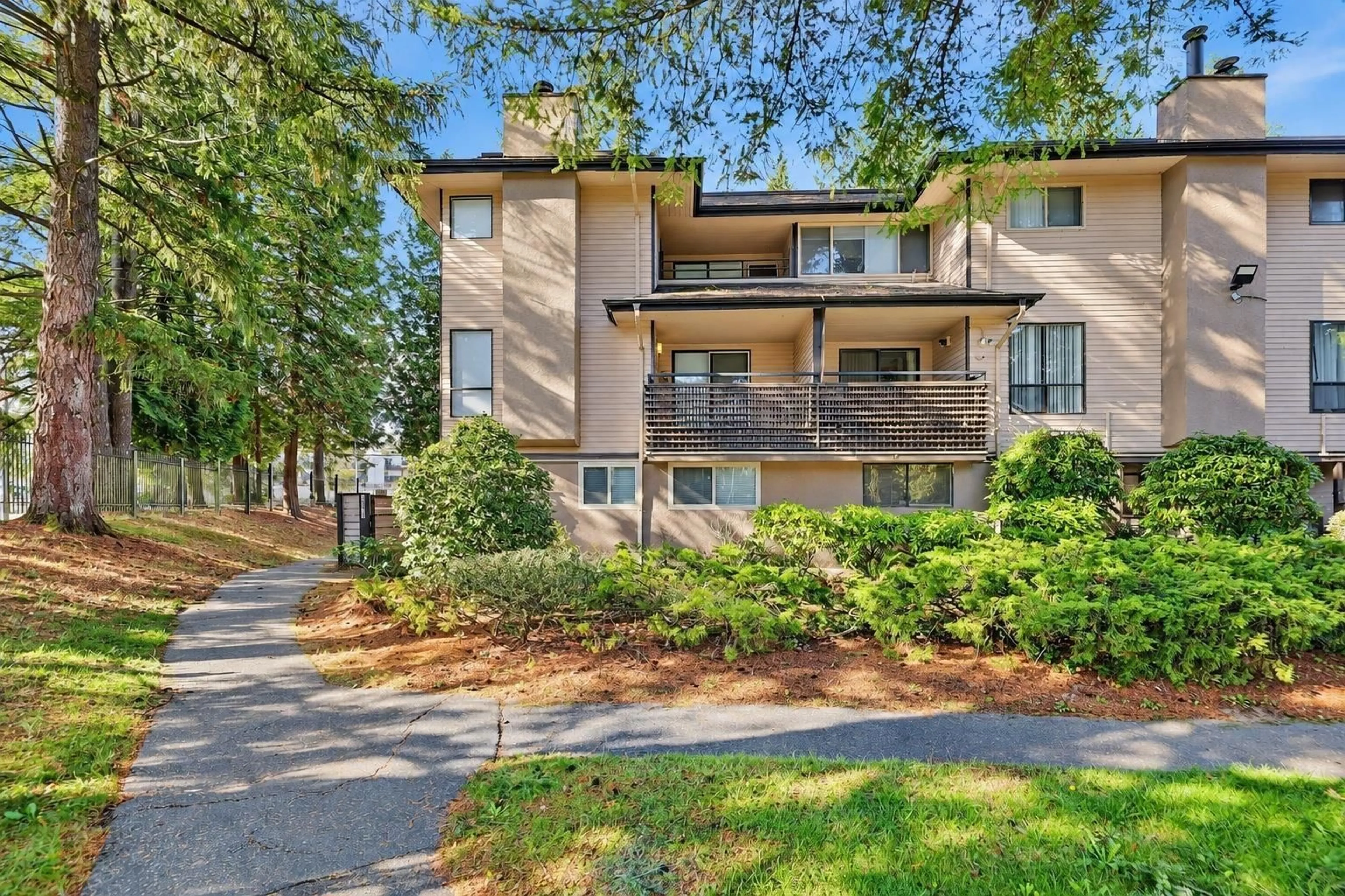 Patio, unknown for 10511 HOLLY PARK LANE, Surrey British Columbia V3R6X8