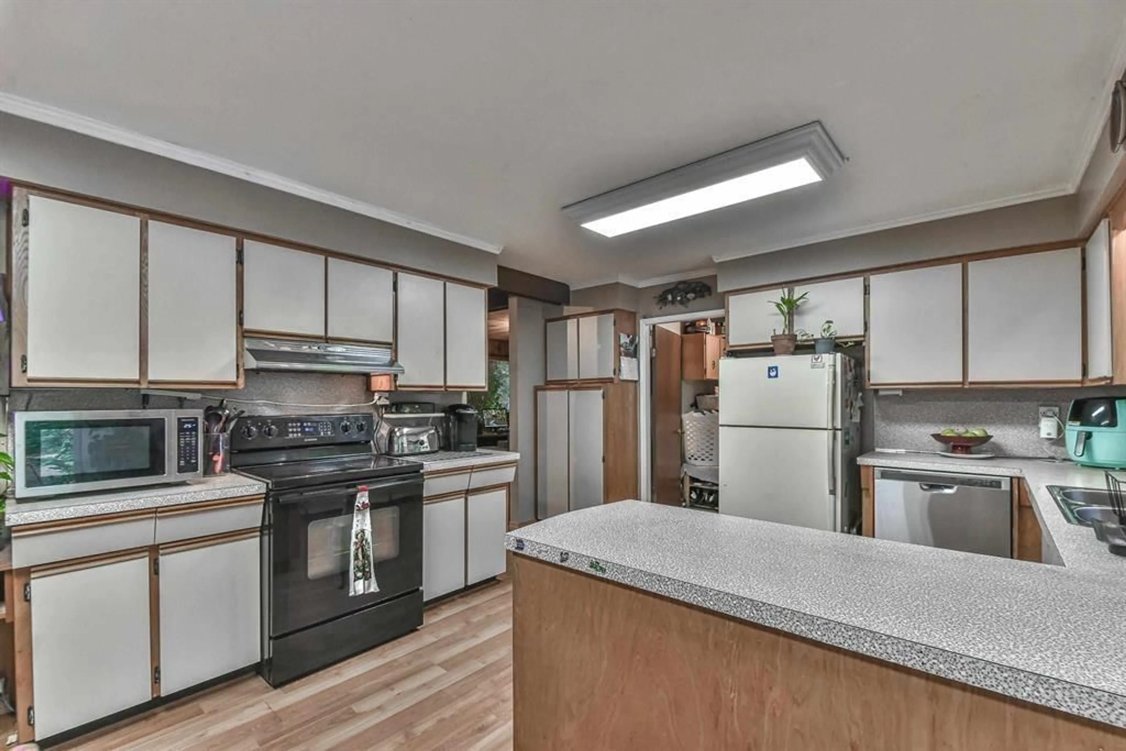 Standard kitchen, unknown for 6446 138 STREET, Surrey British Columbia V3W5G6