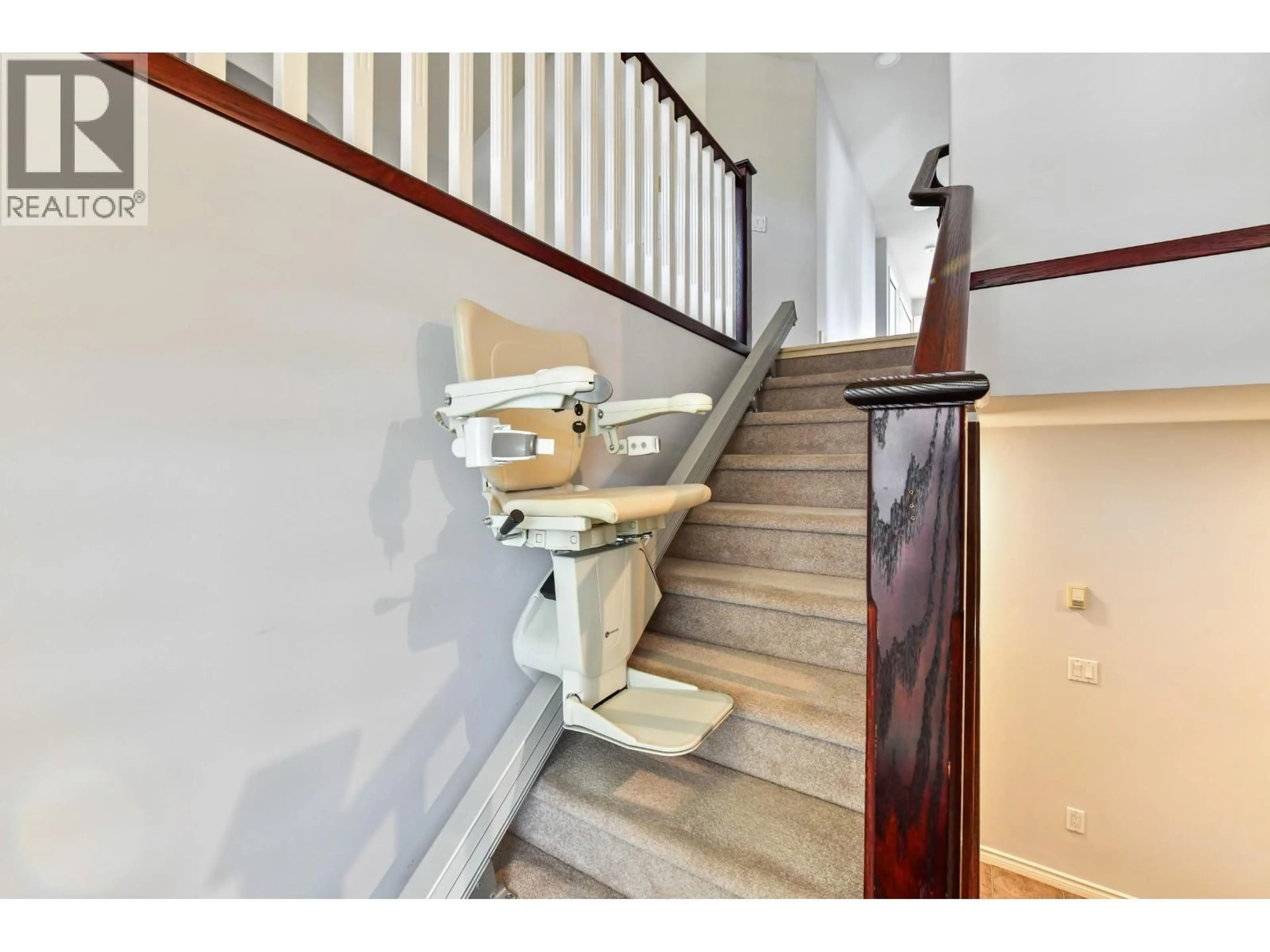 Stairs for 20130 TELEP AVENUE, Maple Ridge British Columbia V2X3M4