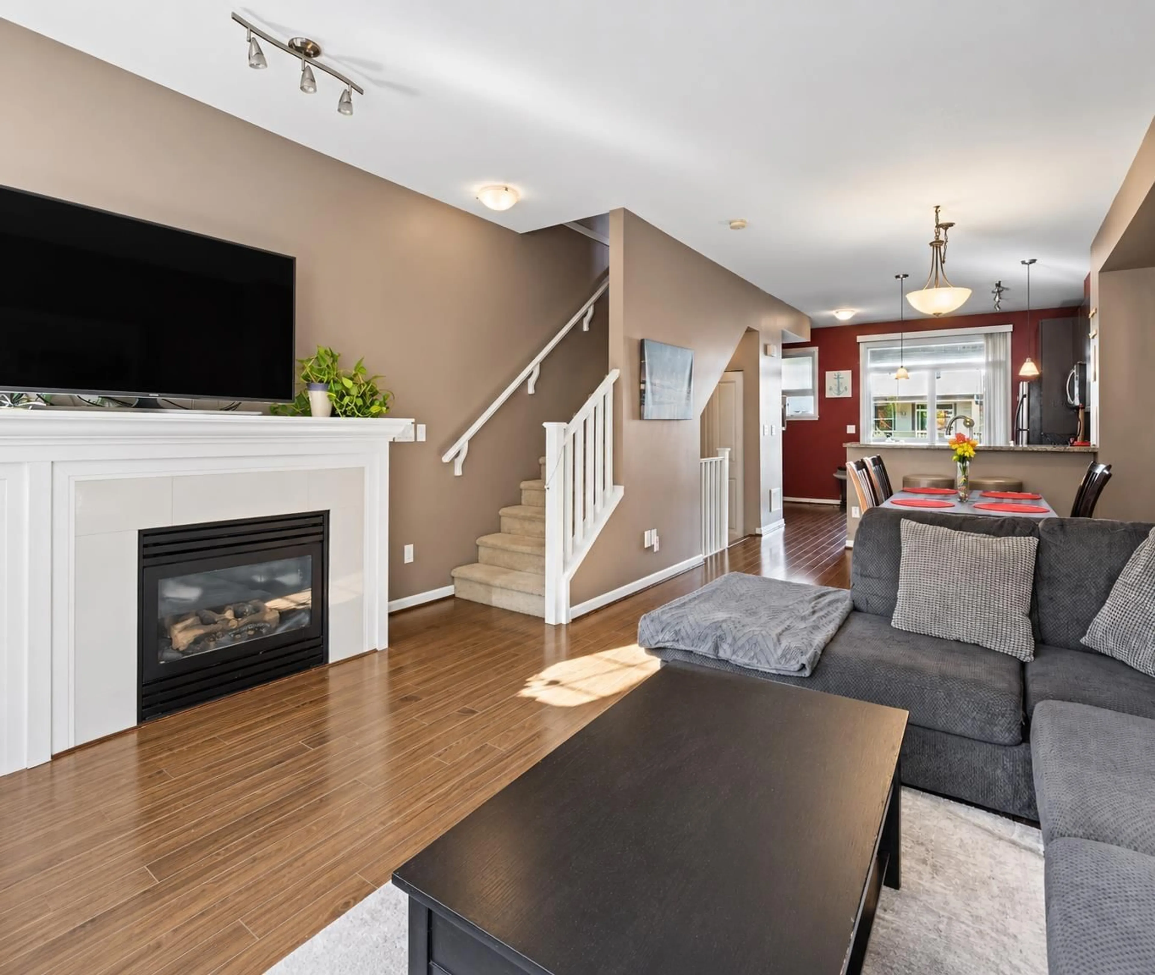 Living room with furniture, wood/laminate floor for 93 - 18777 68A AVENUE, Surrey British Columbia V4N0Z7