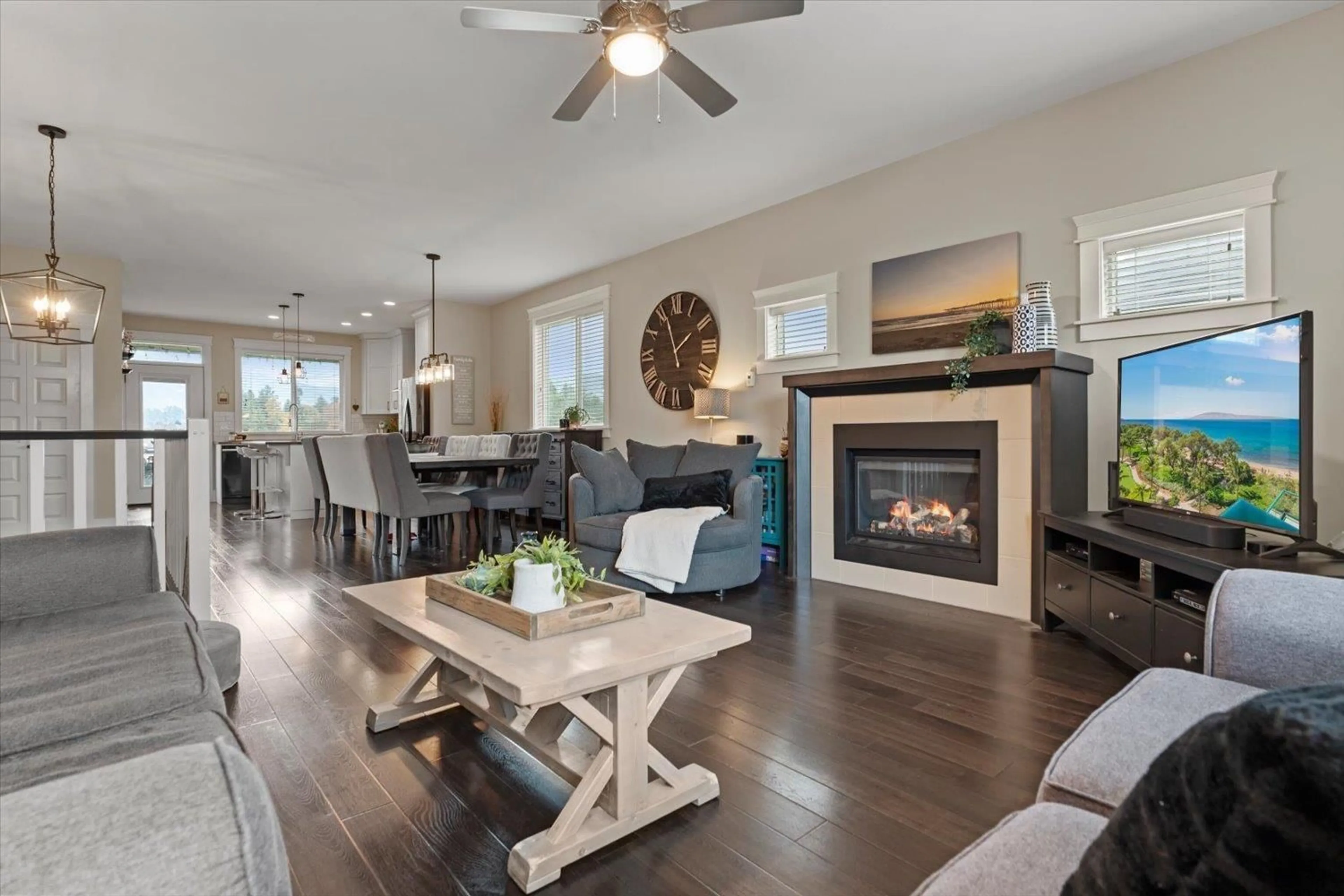 Living room with furniture, wood/laminate floor for 3 - 45766 BRITTON AVENUE, Chilliwack British Columbia V2R1X7