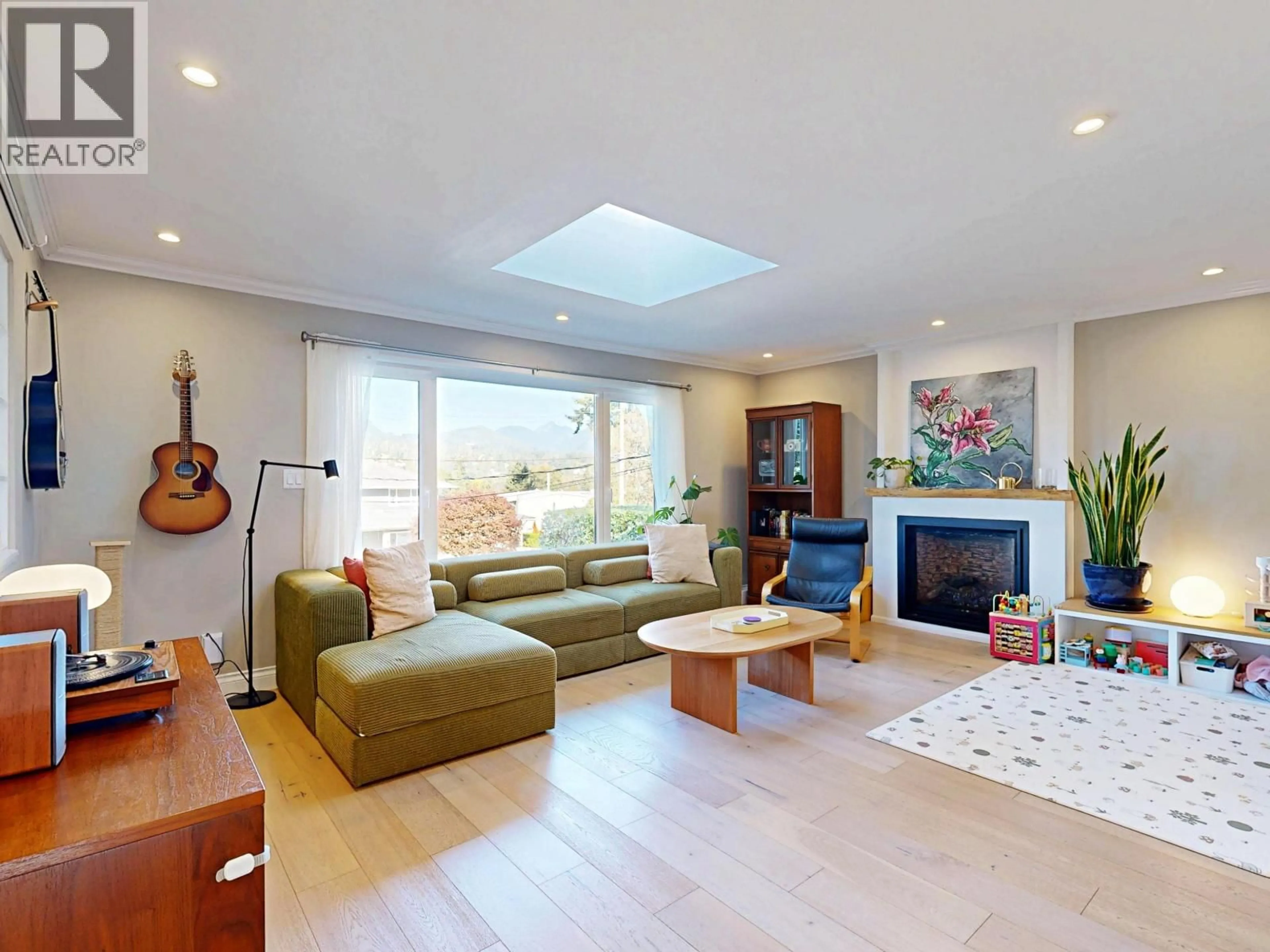 Living room with furniture, unknown for 3363 VIEWMOUNT PLACE, Port Moody British Columbia V3H2L6