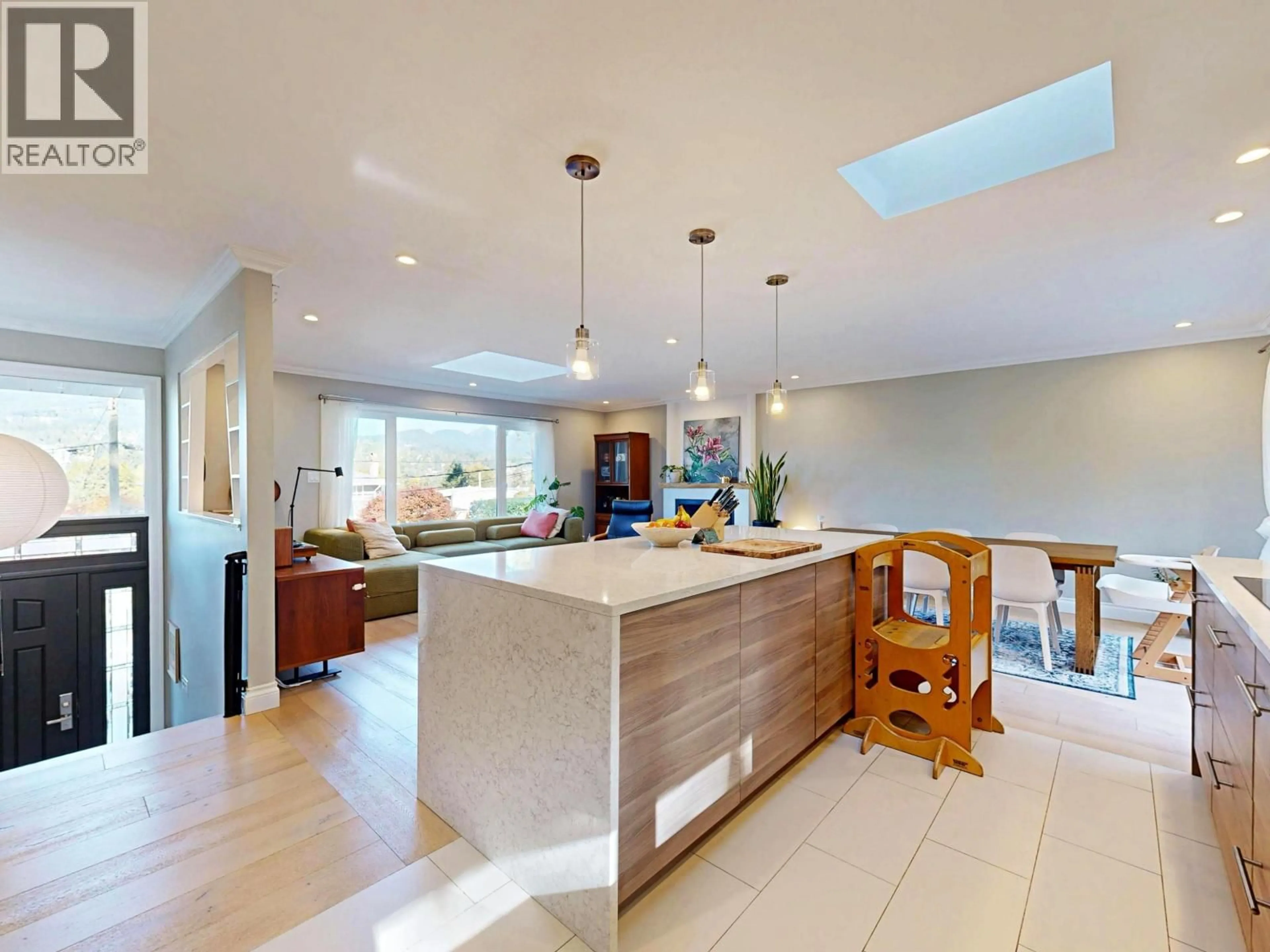 Contemporary kitchen, unknown for 3363 VIEWMOUNT PLACE, Port Moody British Columbia V3H2L6