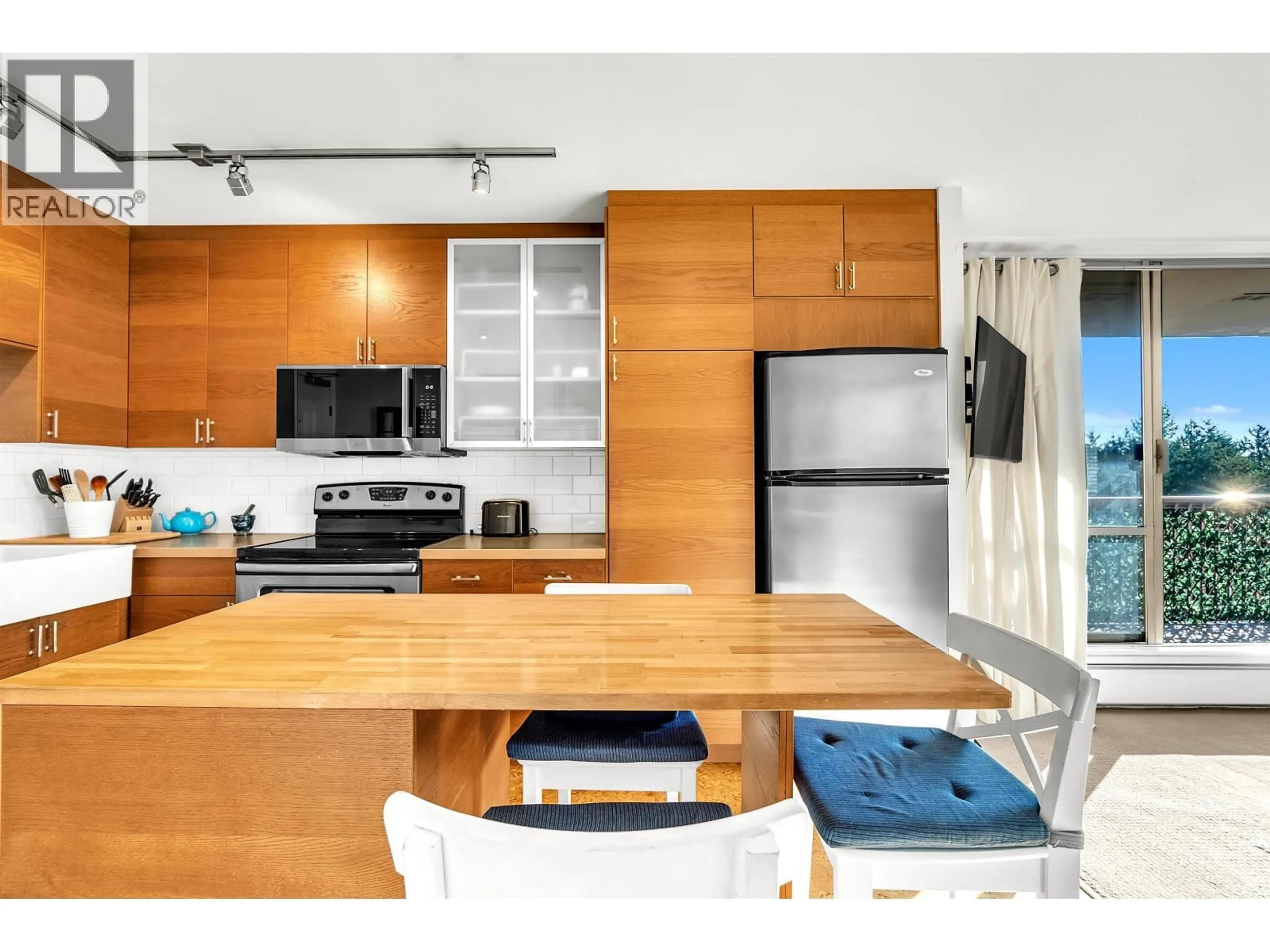 Open concept kitchen, unknown for 1010 - 2016 FULLERTON AVENUE, North Vancouver British Columbia V7P3E6