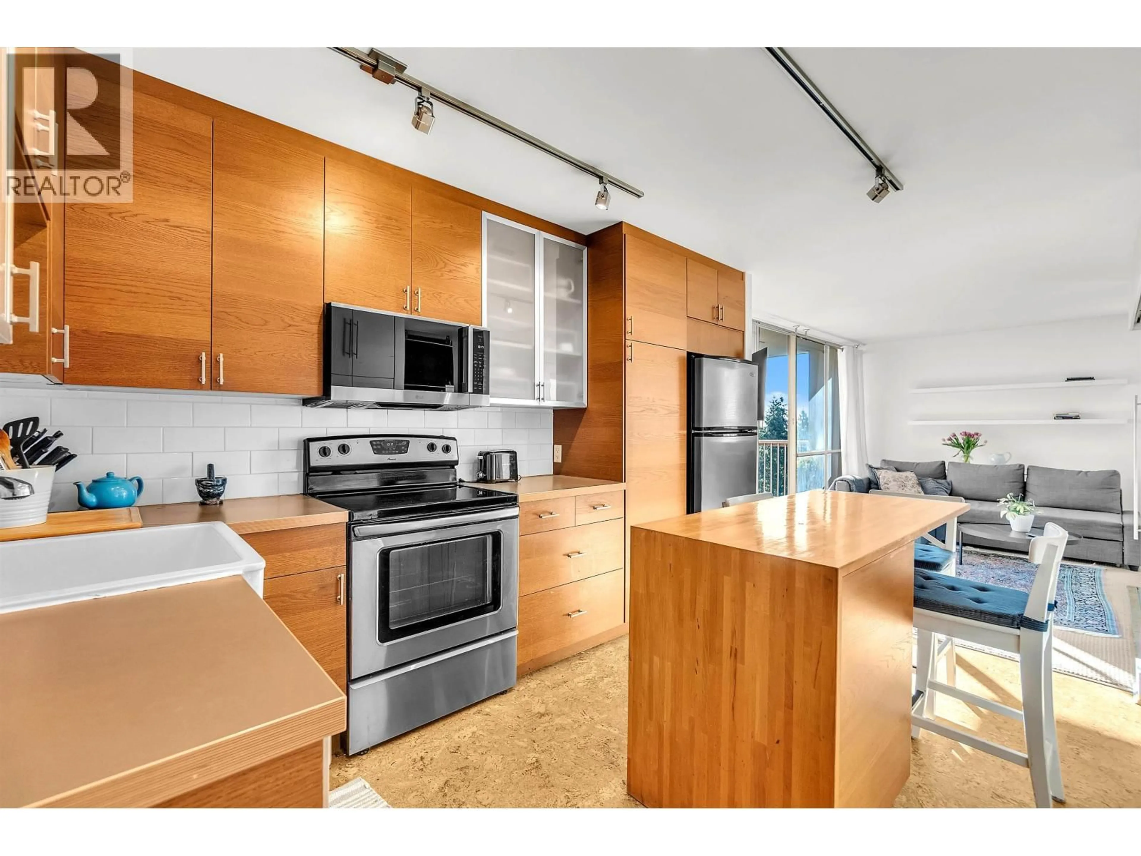 Open concept kitchen, unknown for 1010 - 2016 FULLERTON AVENUE, North Vancouver British Columbia V7P3E6