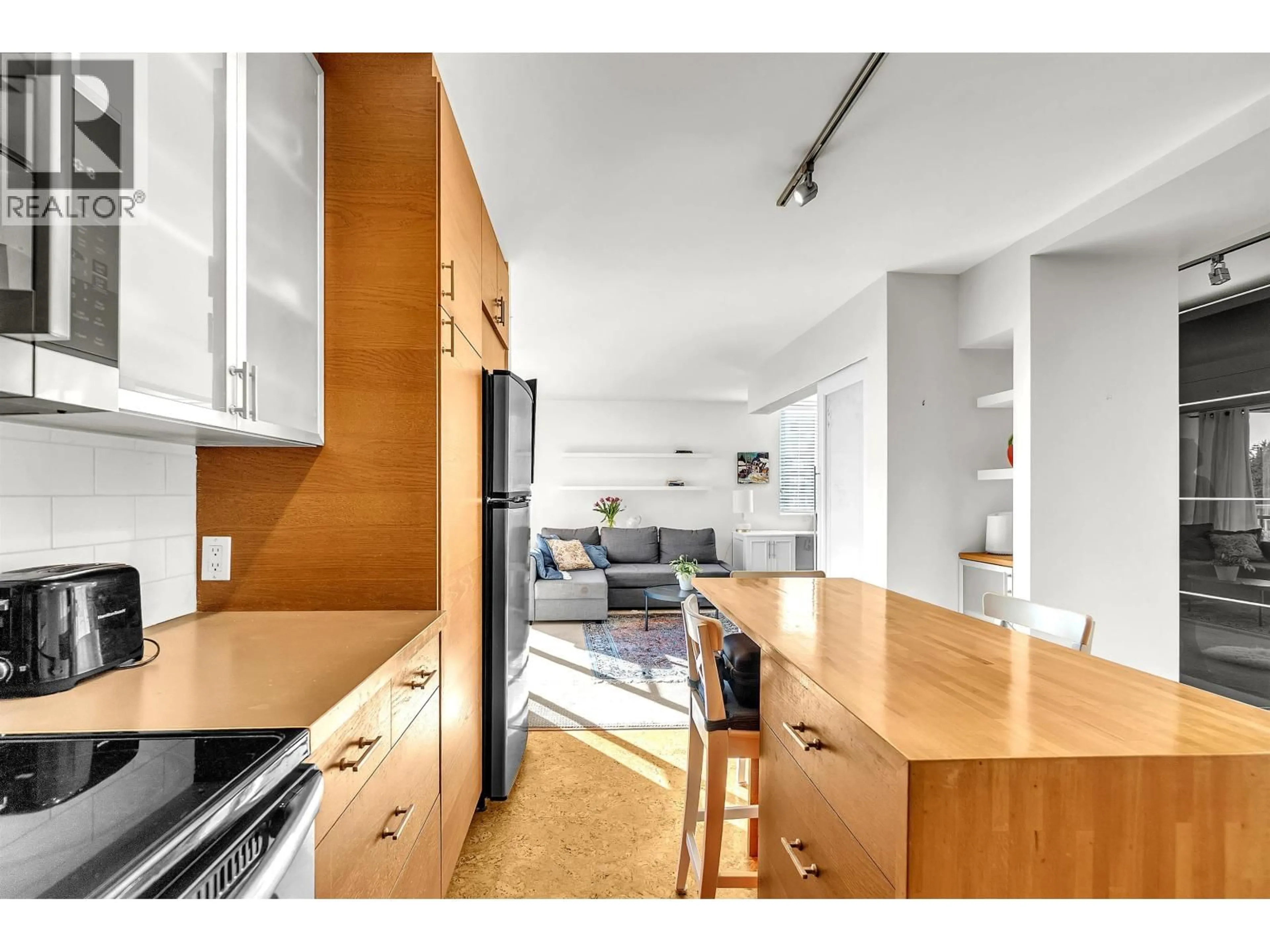 Open concept kitchen, wood/laminate floor for 1010 - 2016 FULLERTON AVENUE, North Vancouver British Columbia V7P3E6