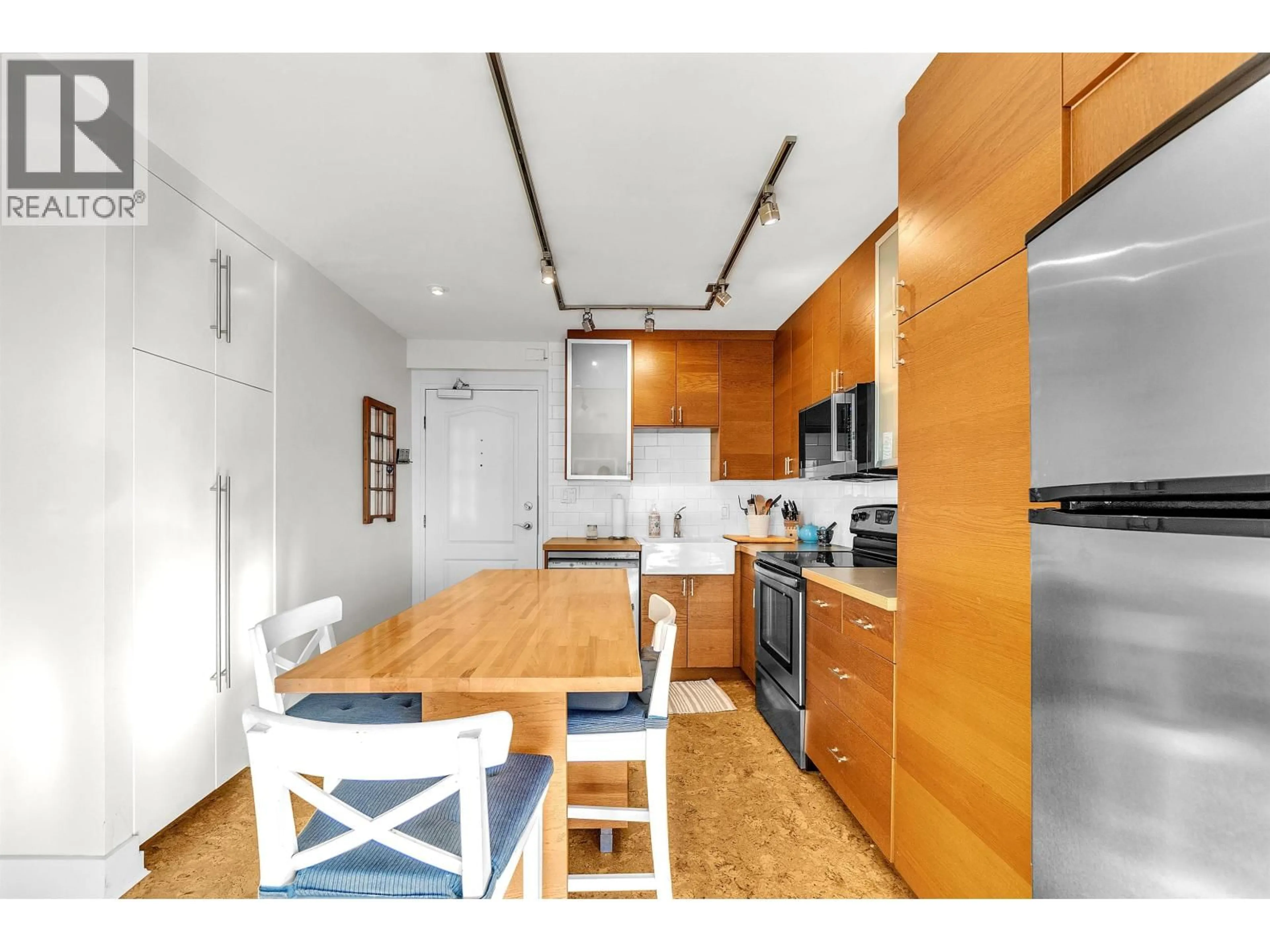 Standard kitchen, wood/laminate floor for 1010 - 2016 FULLERTON AVENUE, North Vancouver British Columbia V7P3E6