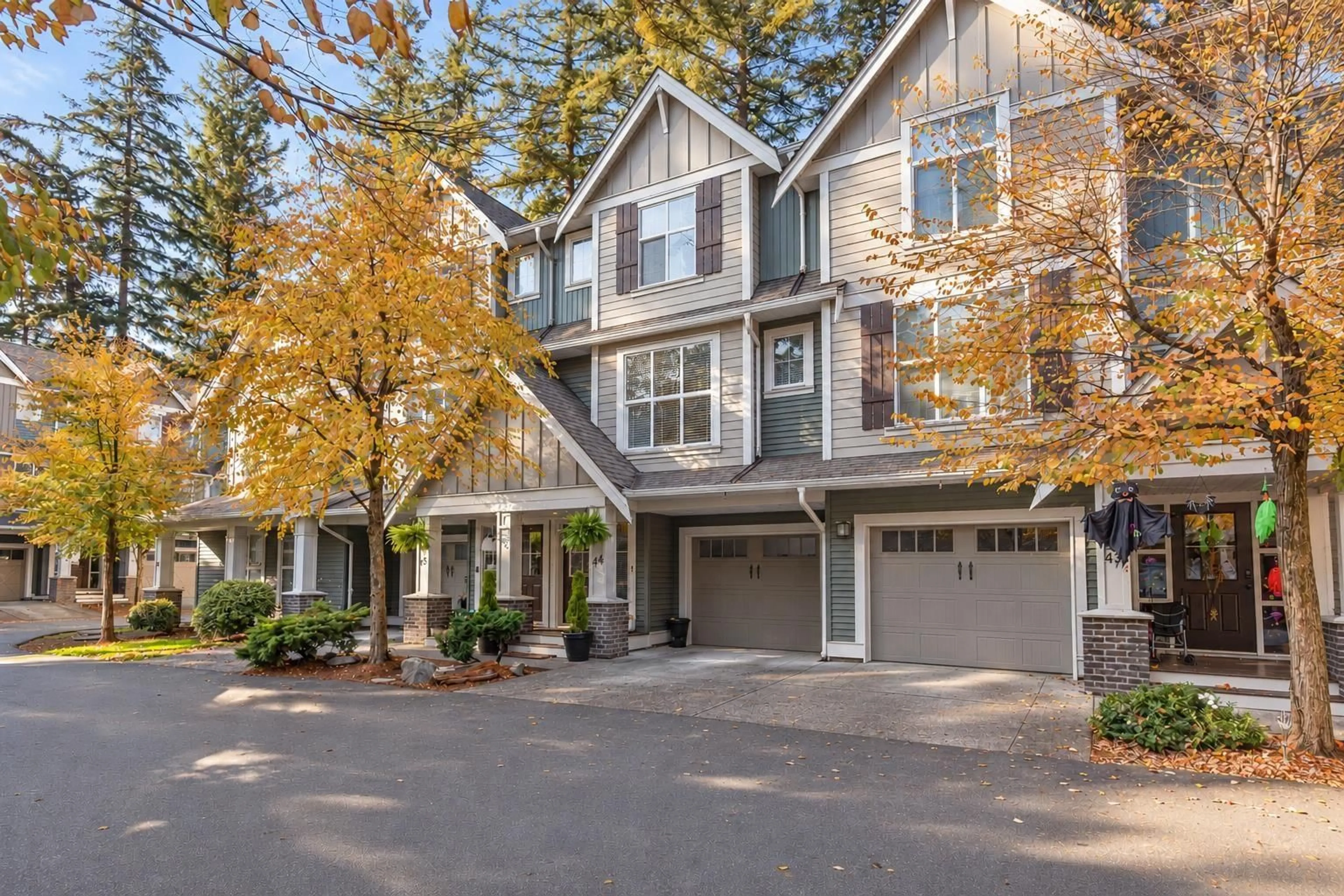 Home with vinyl exterior material, street for 44 - 5837 SAPPERS WAY, Chilliwack British Columbia V2R0G4