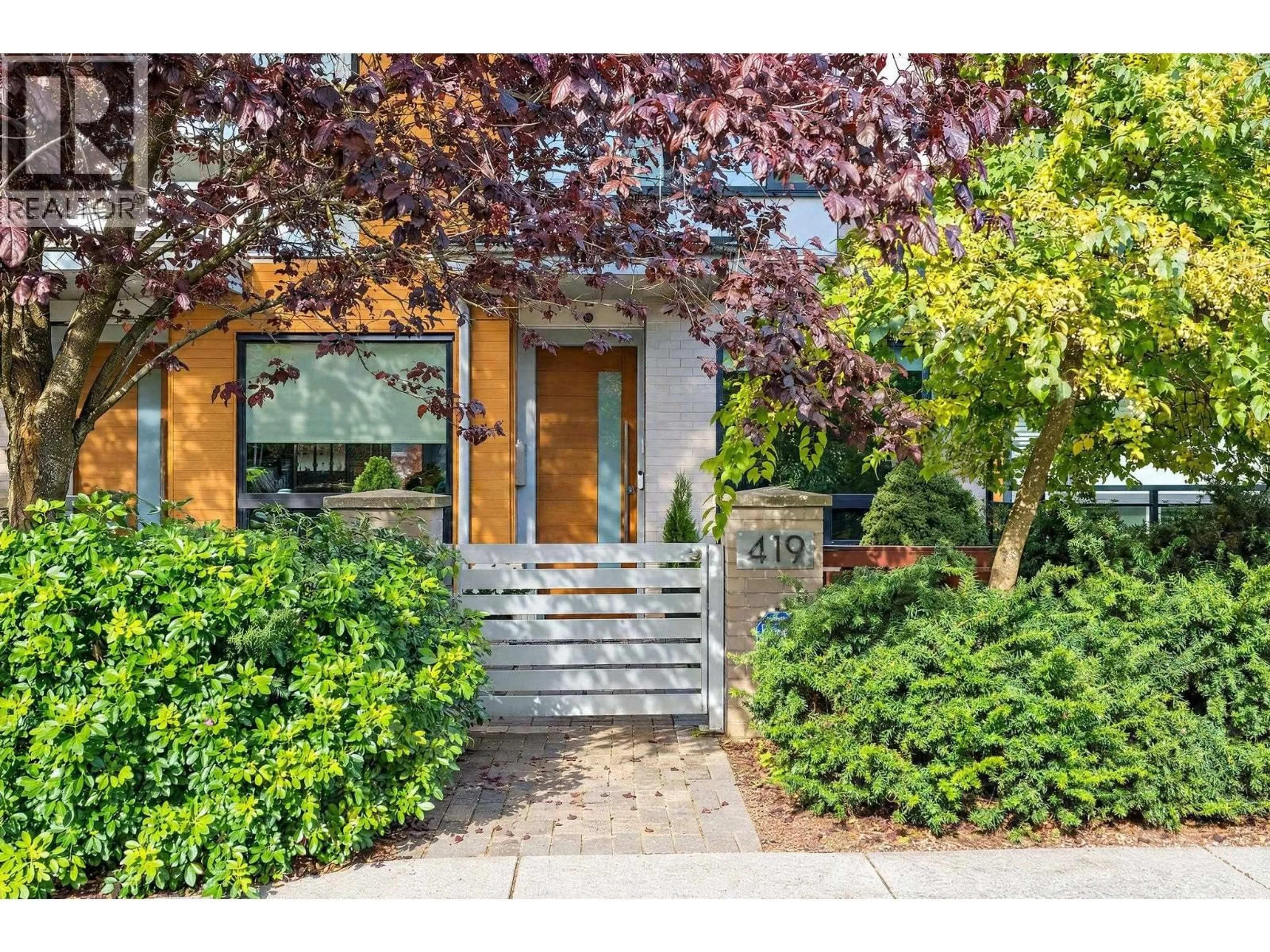 Indoor entryway for 419 6TH AVENUE, Vancouver British Columbia V5T1K5