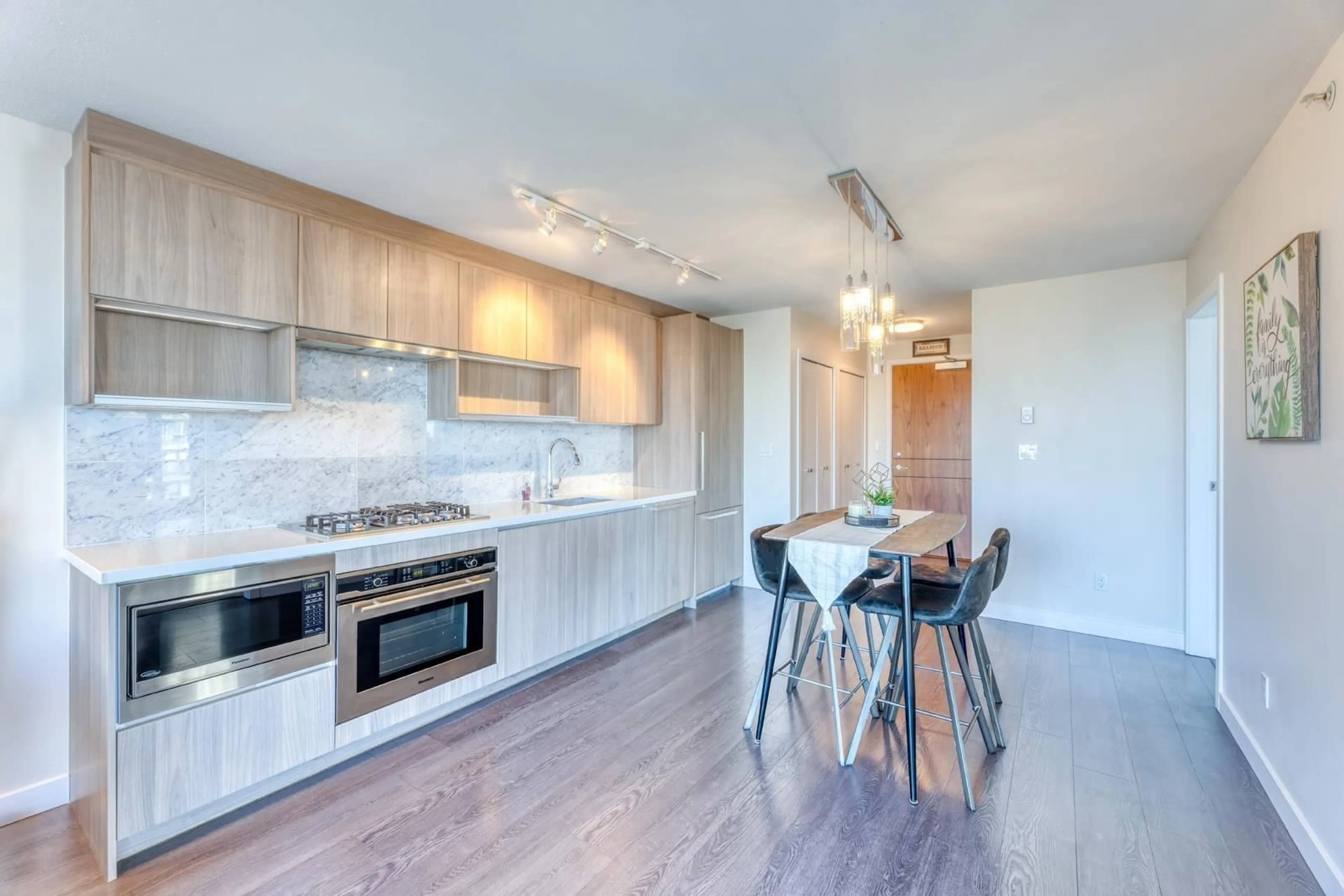 Open concept kitchen, wood/laminate floor for 1809 - 13696 100 AVENUE, Surrey British Columbia V3T0L5