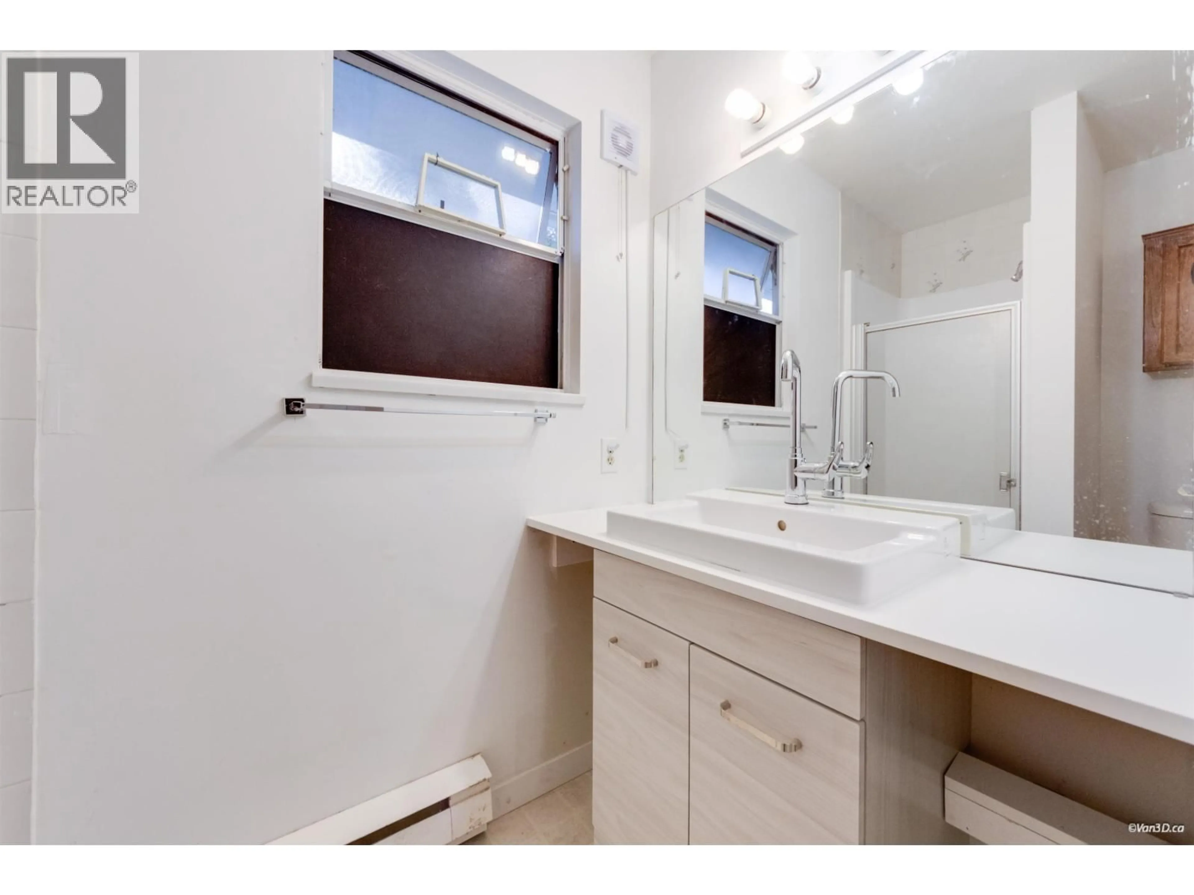 Standard bathroom, ceramic/tile floor for 3178 LEEWARD COURT, Coquitlam British Columbia V3C5A9