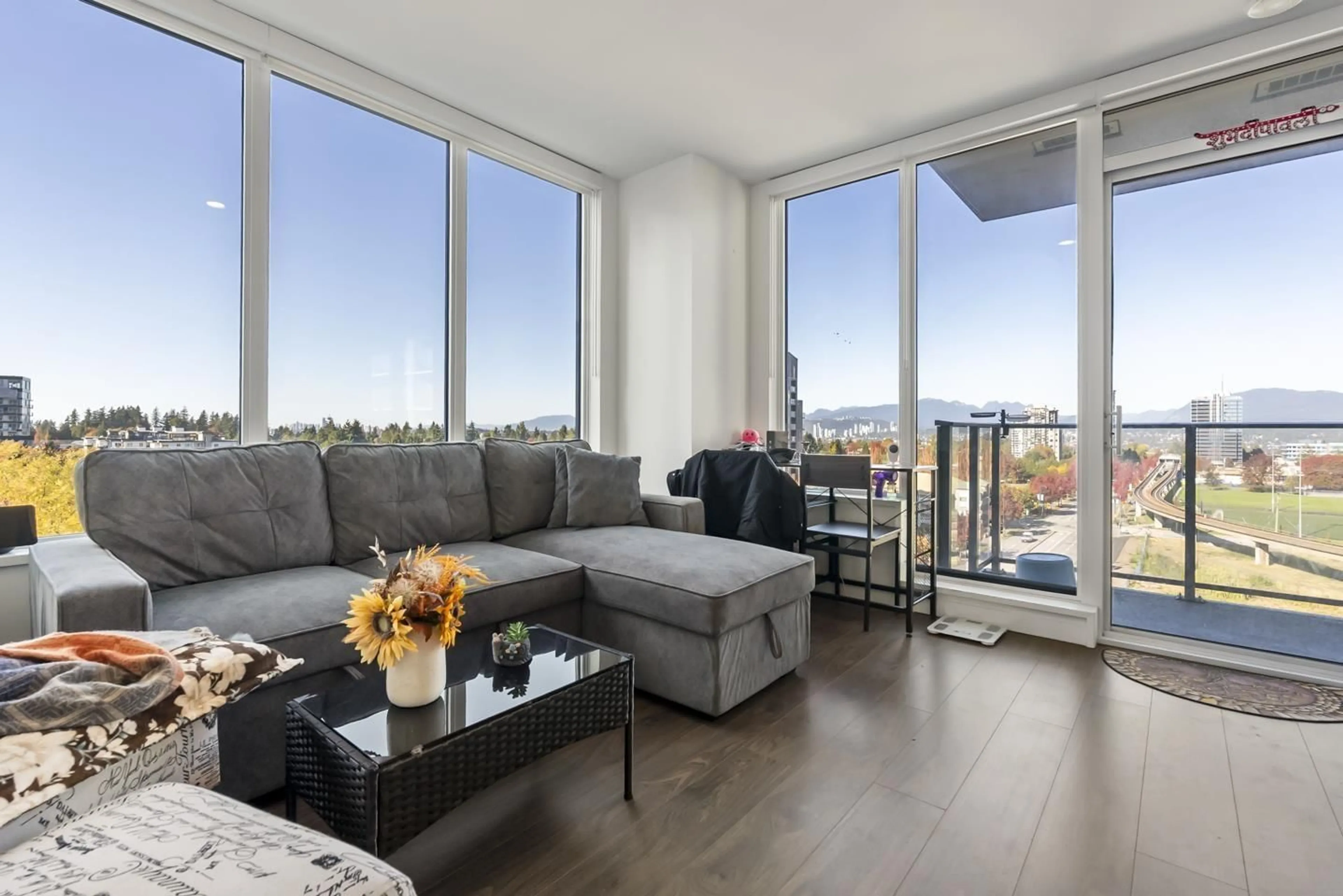 Living room with furniture, unknown for 1002 - 10448 UNIVERSITY DRIVE, Surrey British Columbia V3T0S7