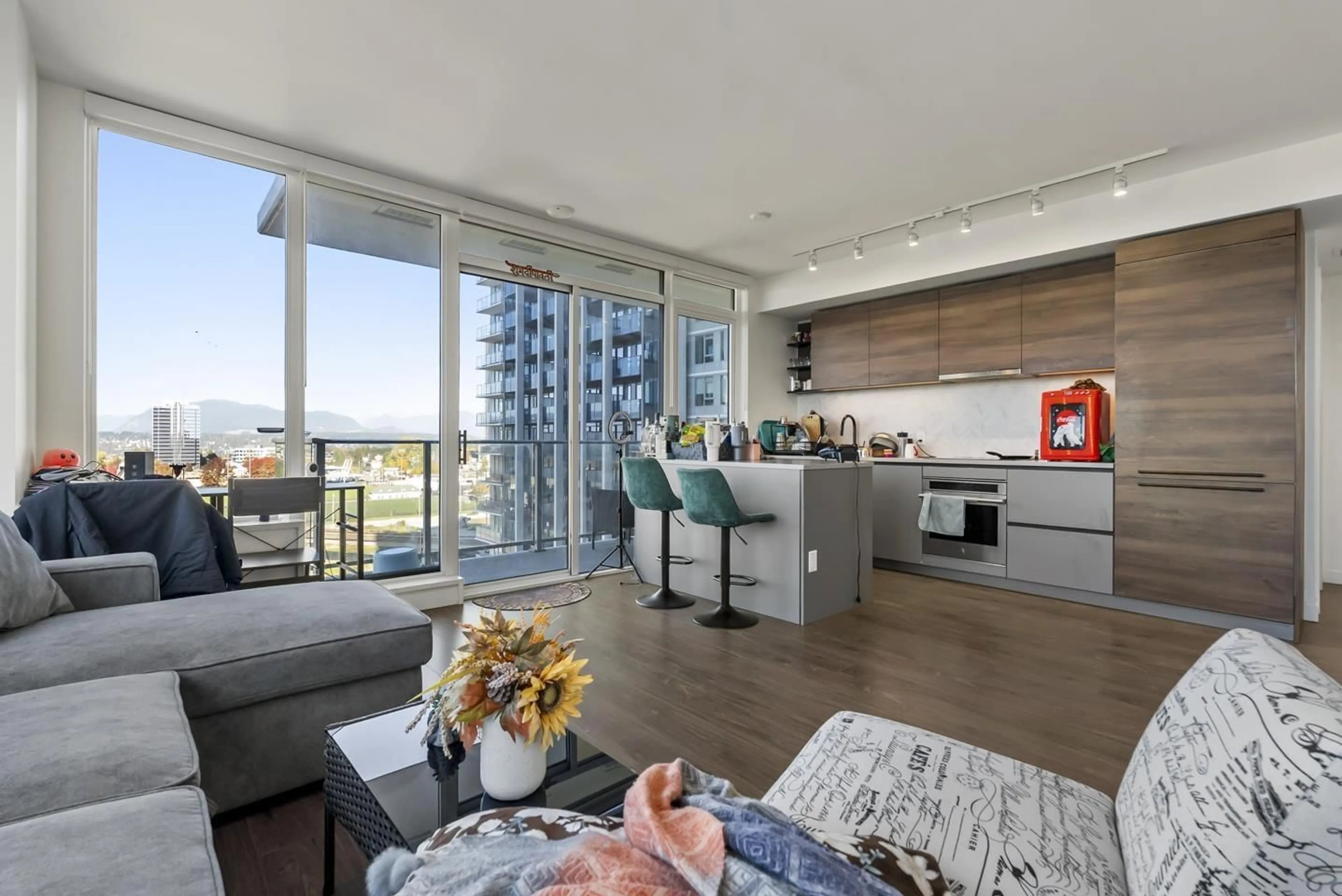 Open concept kitchen, unknown for 1002 - 10448 UNIVERSITY DRIVE, Surrey British Columbia V3T0S7