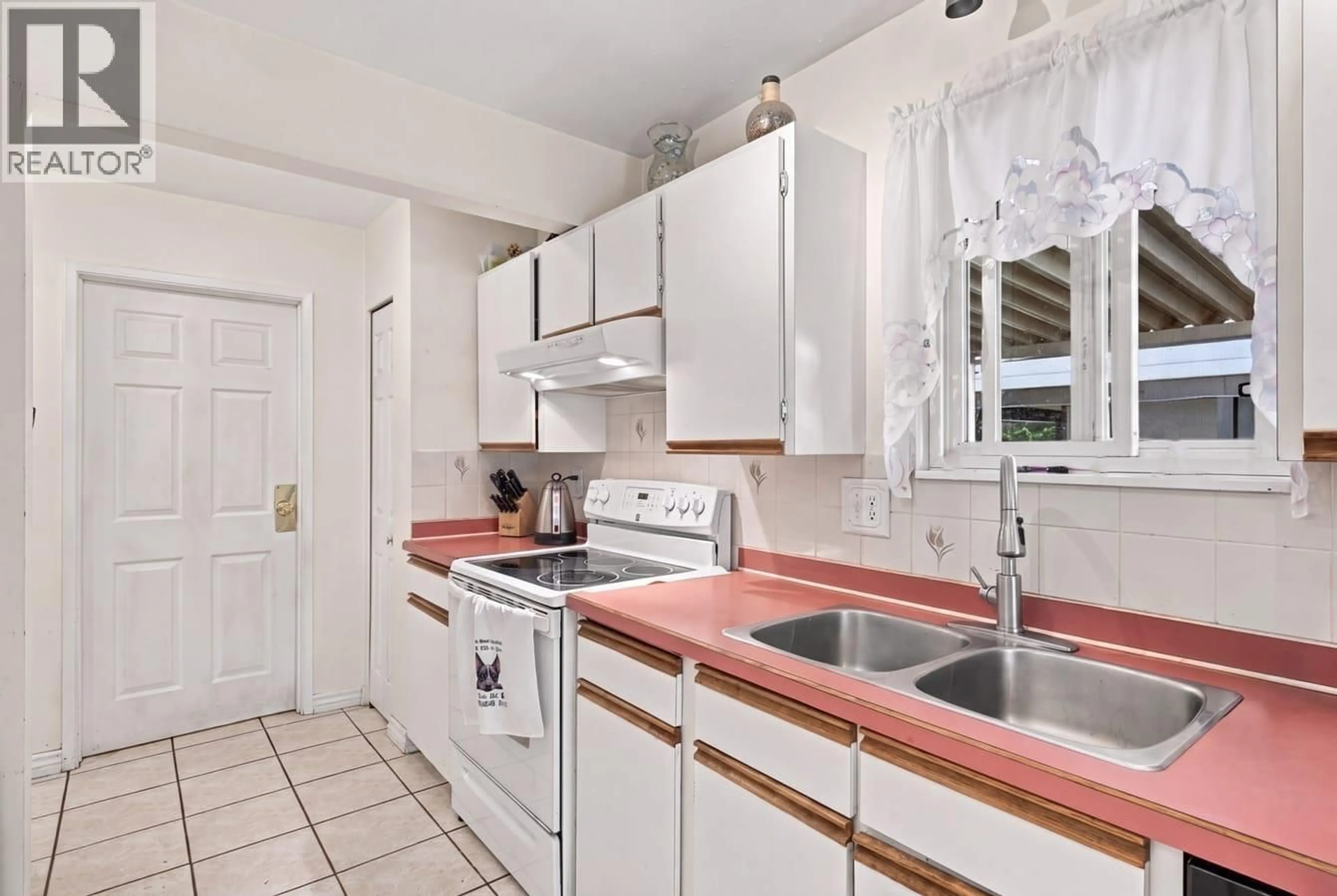 Standard kitchen, ceramic/tile floor for 1815 BROWN STREET, Port Coquitlam British Columbia V3C4L9