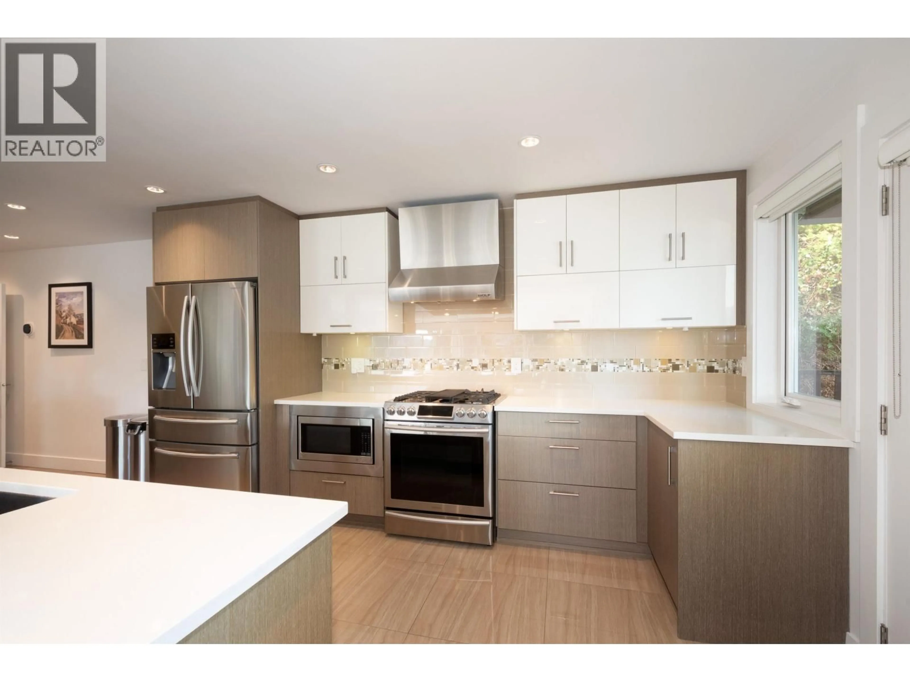 Contemporary kitchen, unknown for 2867 PANORAMA DRIVE, North Vancouver British Columbia V7G1V7