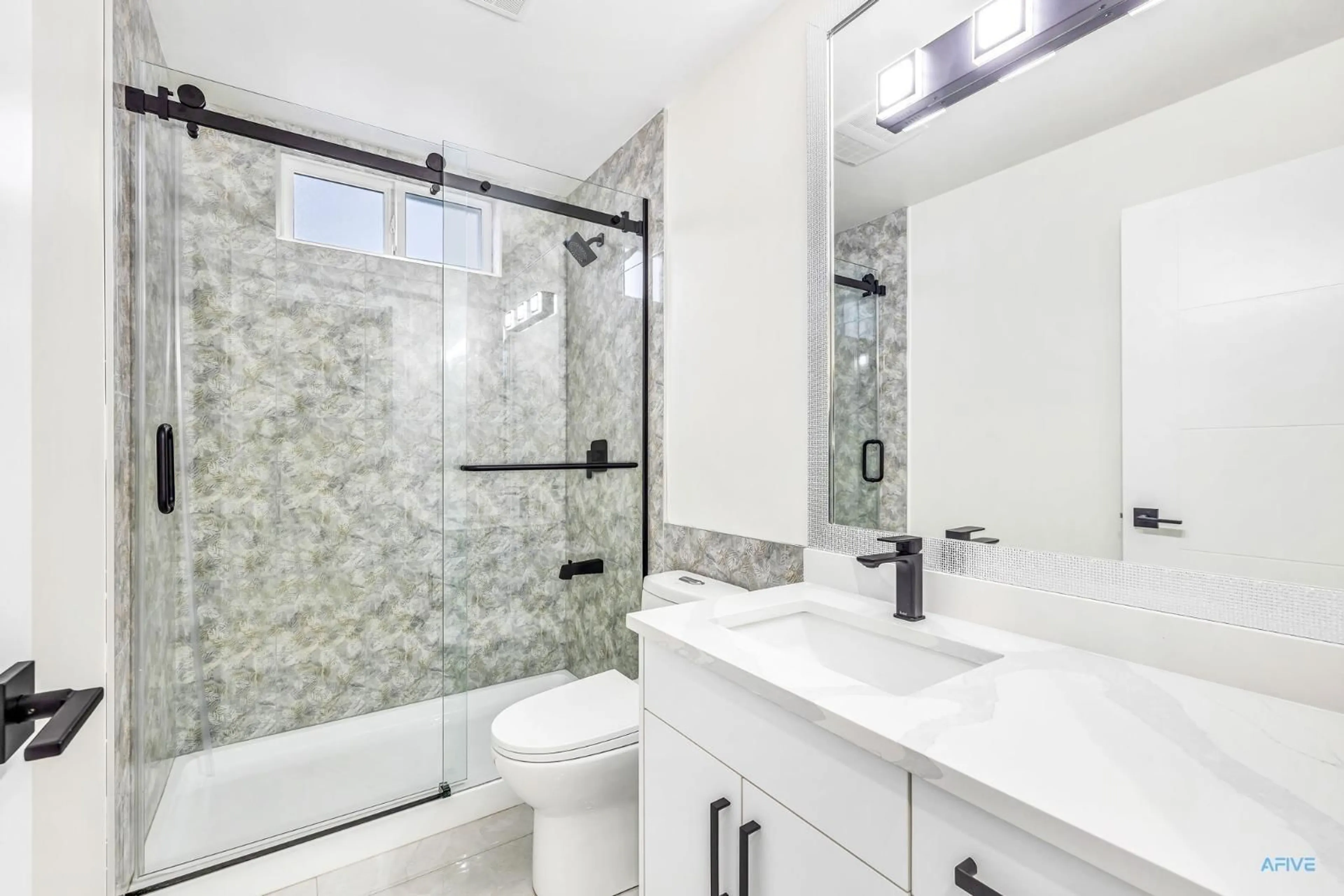 Contemporary bathroom, ceramic/tile floor for 33975 BARKER COURT, Mission British Columbia V2V6B2