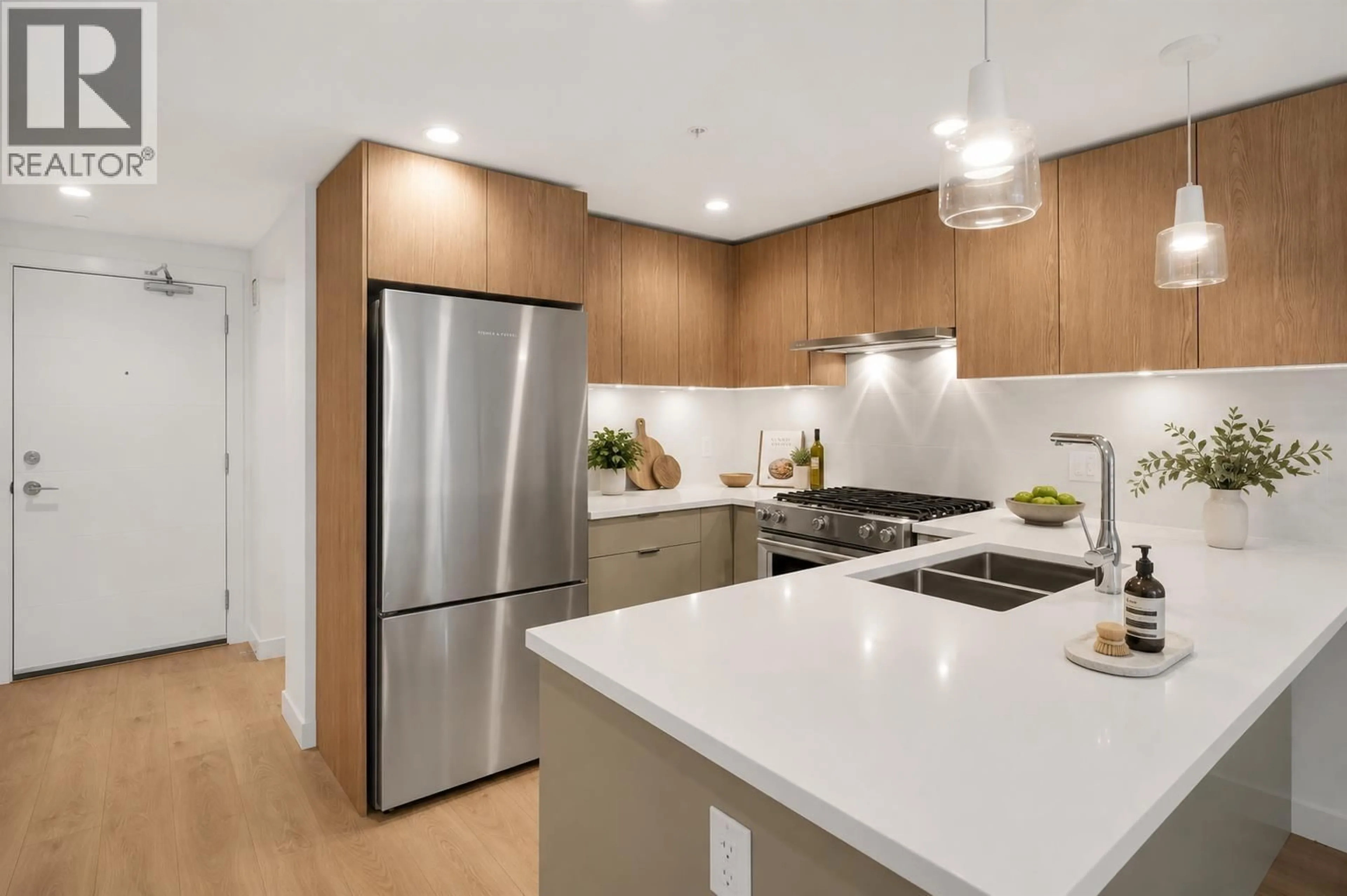 Contemporary kitchen, unknown for 125 - 108 8TH STREET, North Vancouver British Columbia V7L0H1
