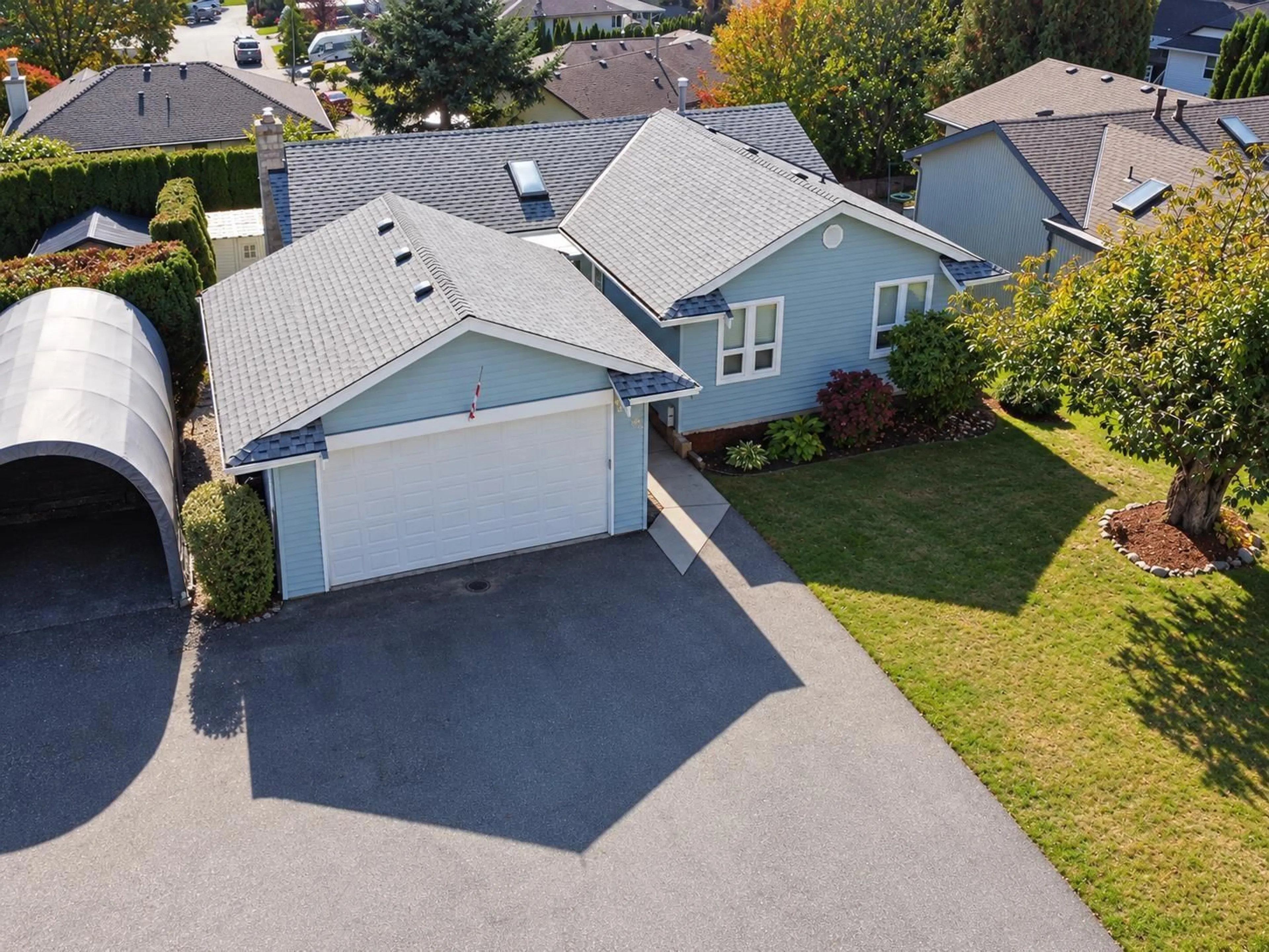 A pic from outside/outdoor area/front of a property/back of a property/a pic from drone, street for 33522 BLUEBERRY DRIVE, Mission British Columbia V2V6E7
