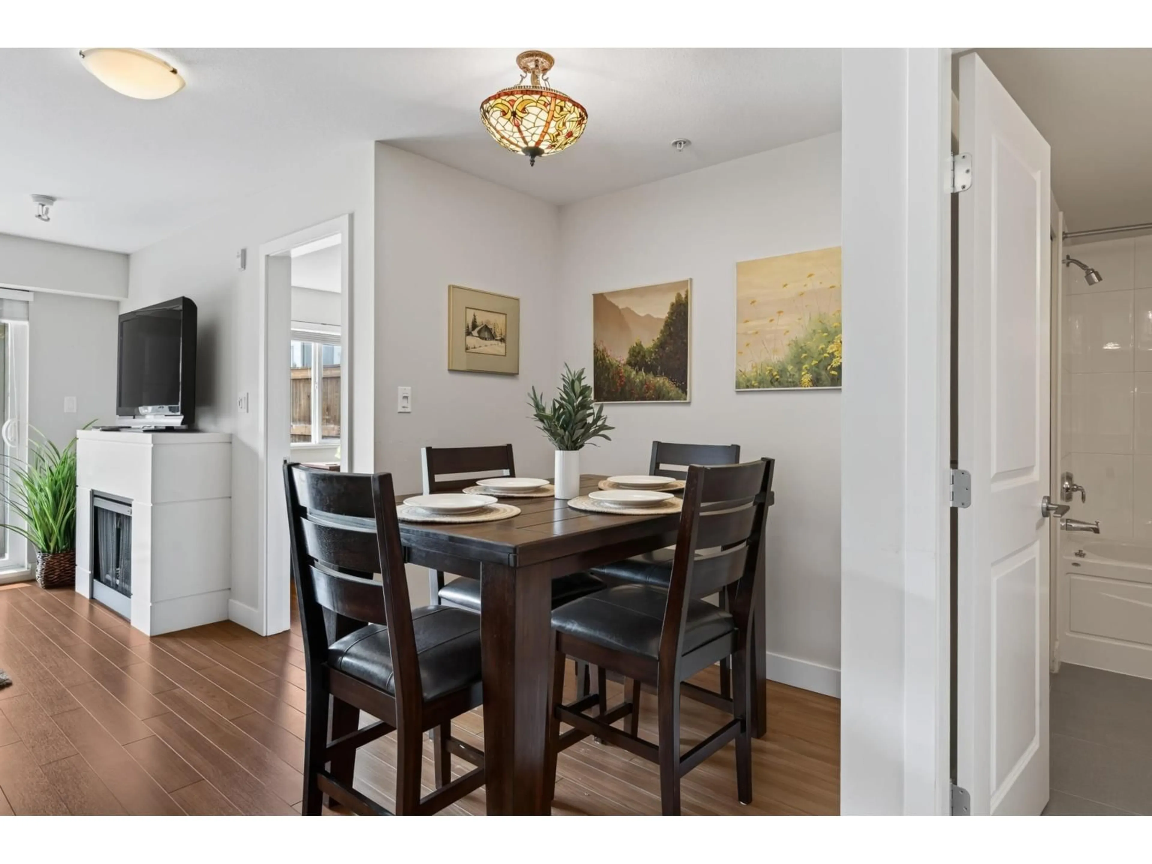 Dining room, wood/laminate floor for 221 - 15745 CROYDON DRIVE, Surrey British Columbia V3Z2L5
