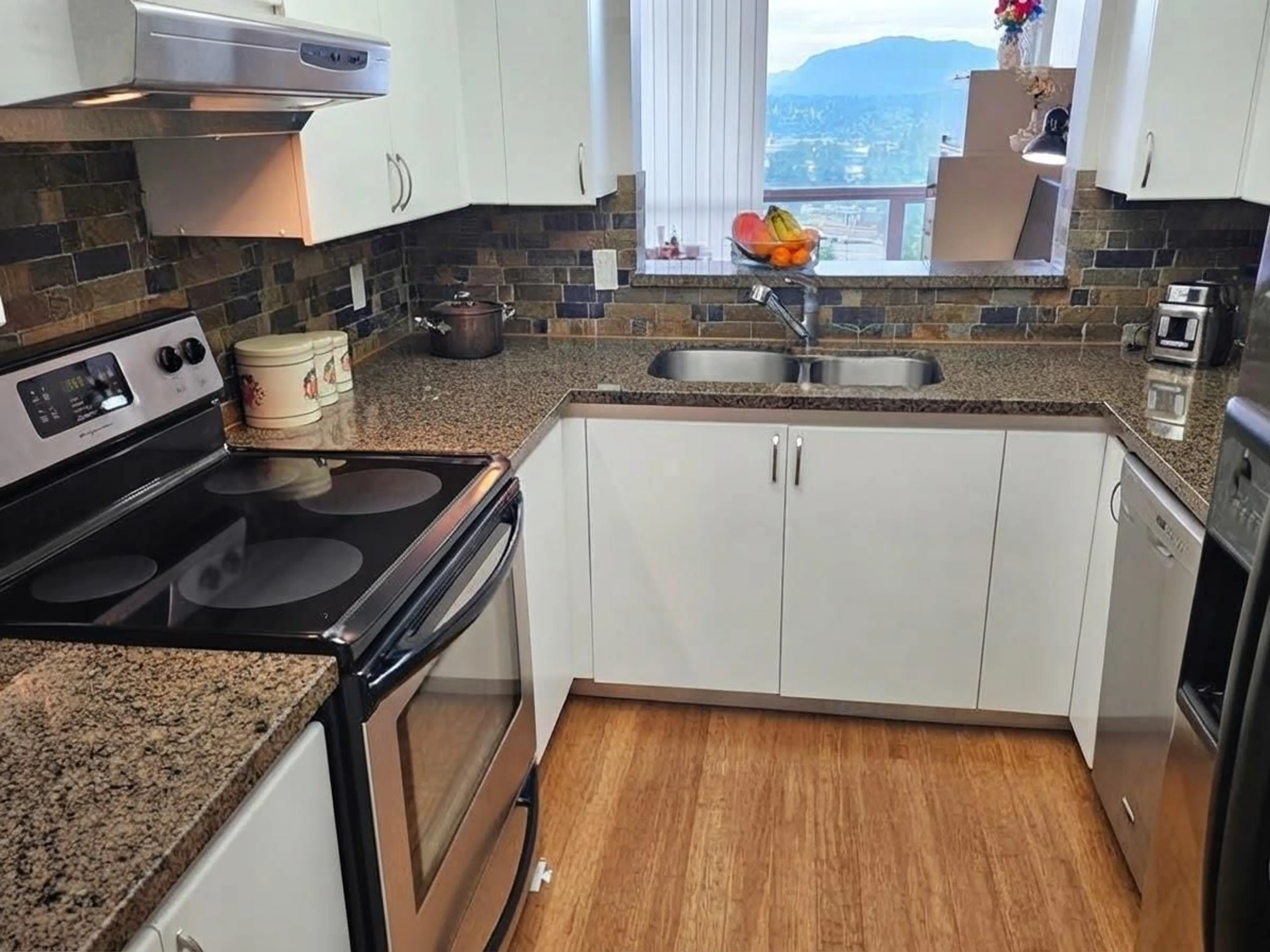 Standard kitchen, unknown for 1105 - 10899 UNIVERSITY DRIVE, Surrey British Columbia V3T5V2