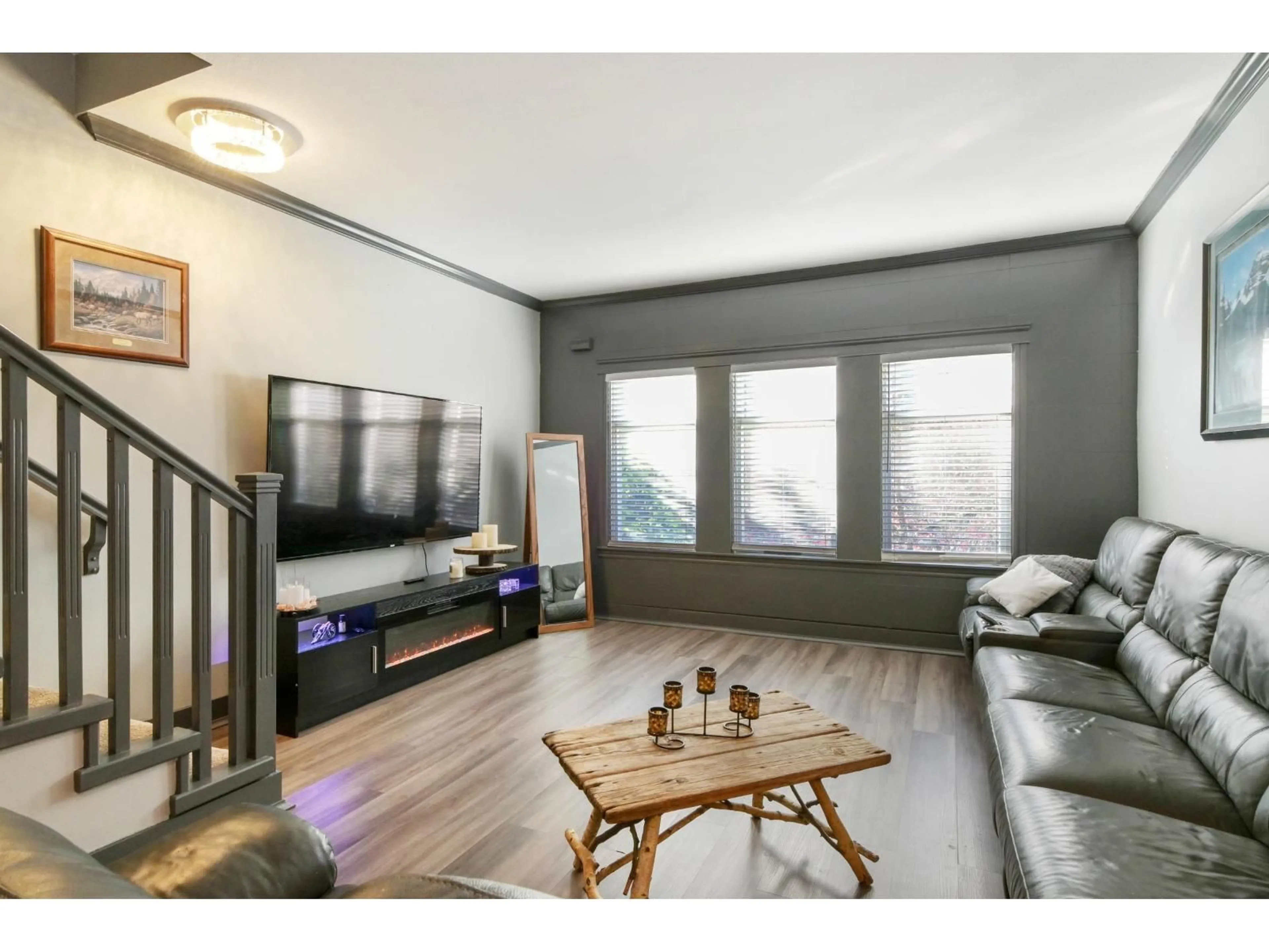 Living room with furniture, wood/laminate floor for 9 - 5988 OLD MCLELLAN ROAD, Surrey British Columbia V3S1N3