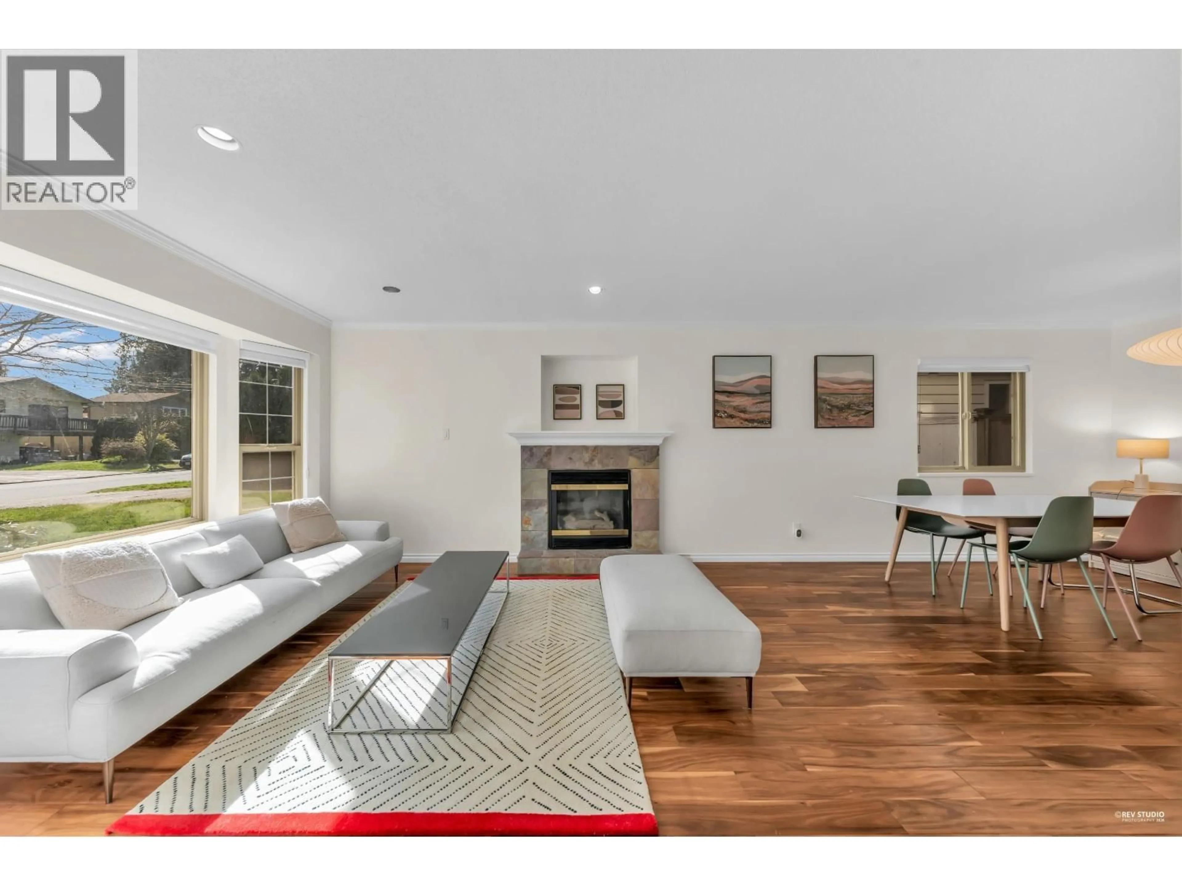 Living room with furniture, wood/laminate floor for 3265 CHAUCER AVENUE, North Vancouver British Columbia V7K2C2