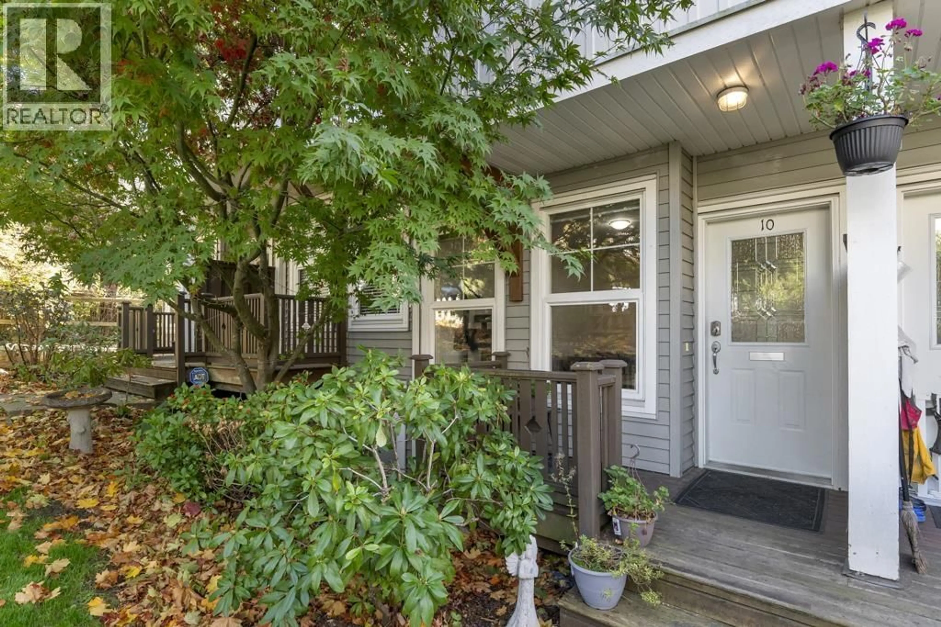 Indoor entryway for 10 - 3712 PENDER STREET, Burnaby British Columbia V5C2L3
