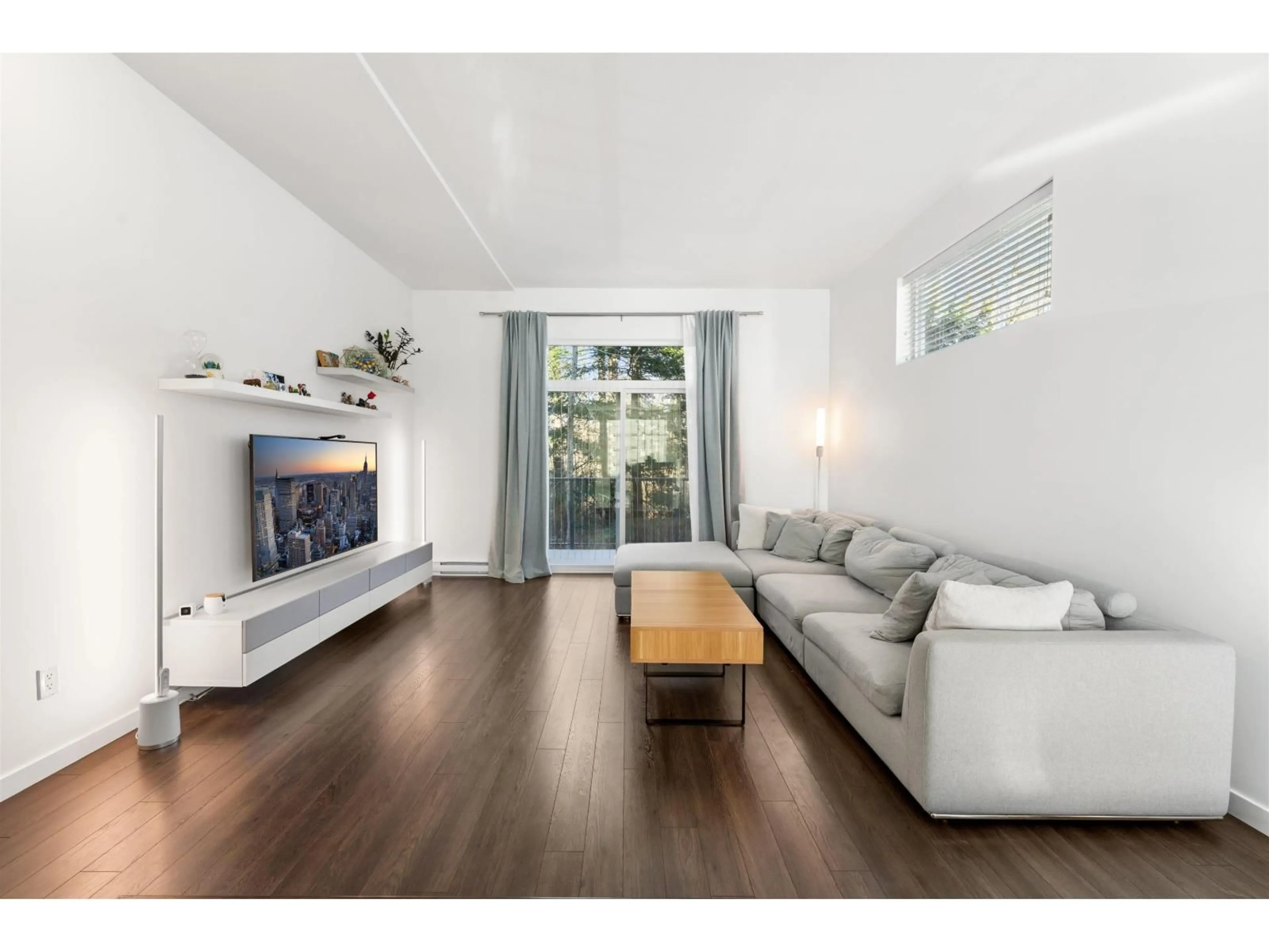 Living room with furniture, wood/laminate floor for 17 - 18681 68 AVENUE, Surrey British Columbia V4N6P3