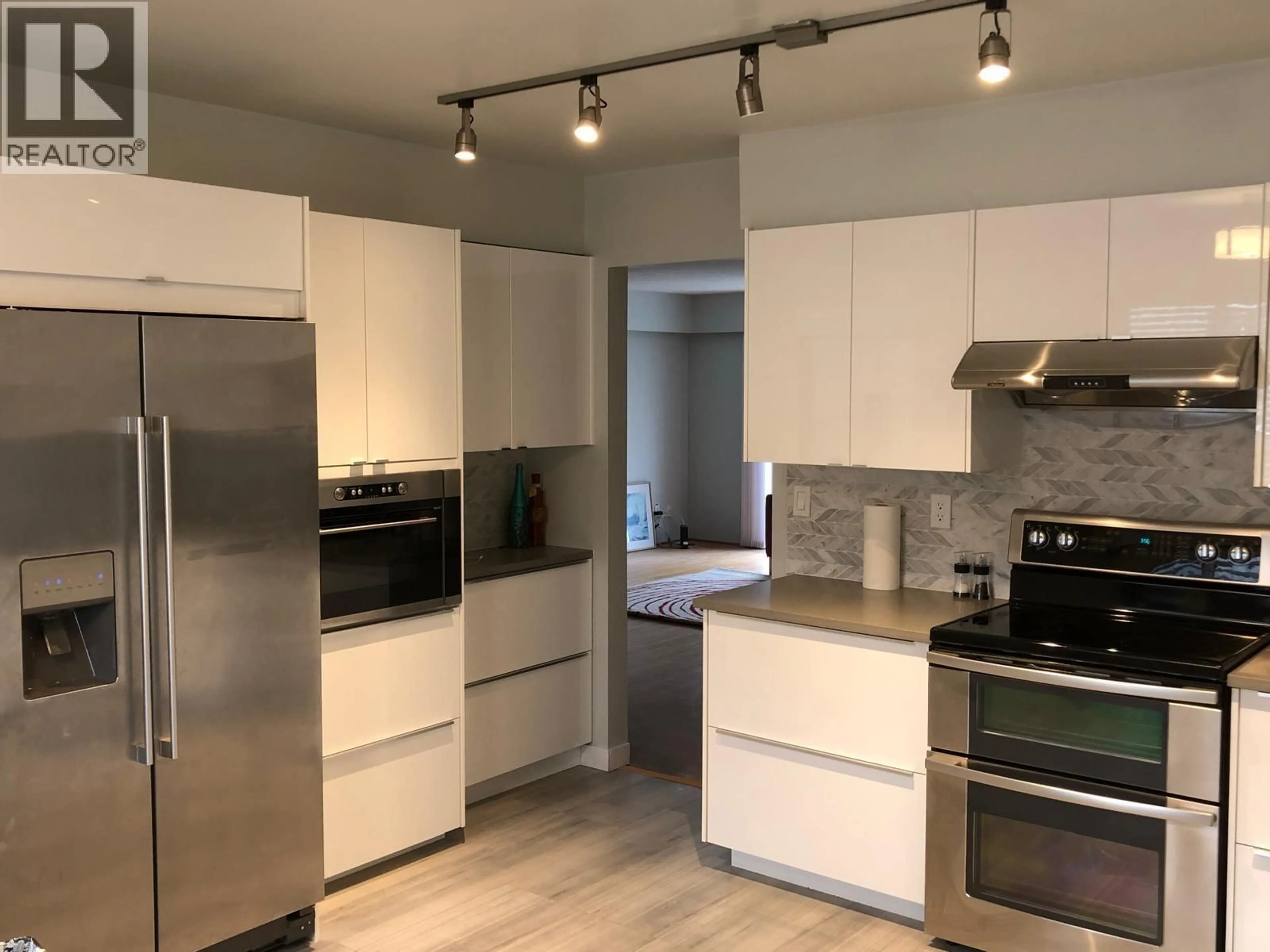 Open concept kitchen, wood/laminate floor for 2640 25TH AVENUE, Vancouver British Columbia V5R1H5