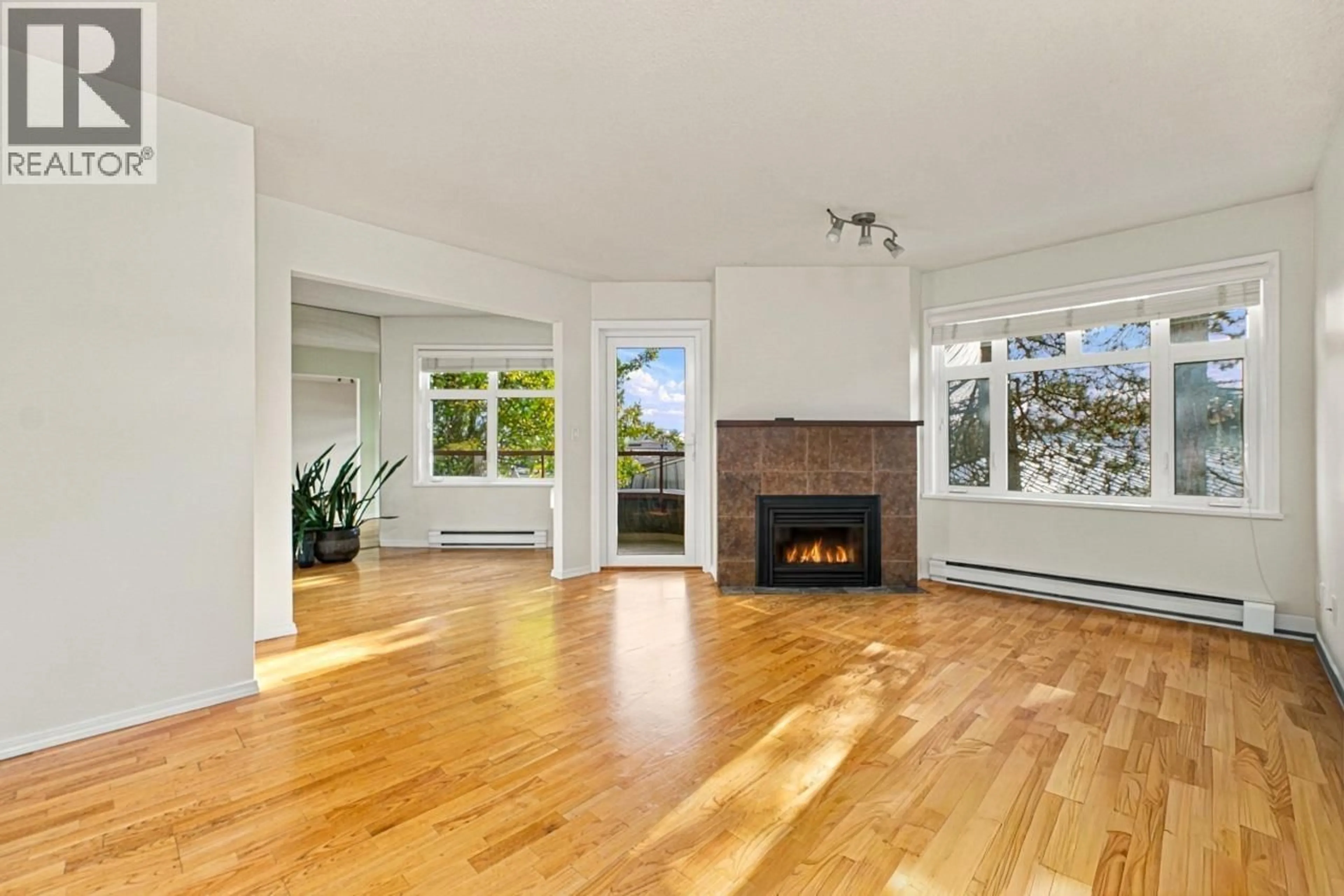Living room with furniture, wood/laminate floor for 214 - 121 29 STREET, North Vancouver British Columbia V7N4L6