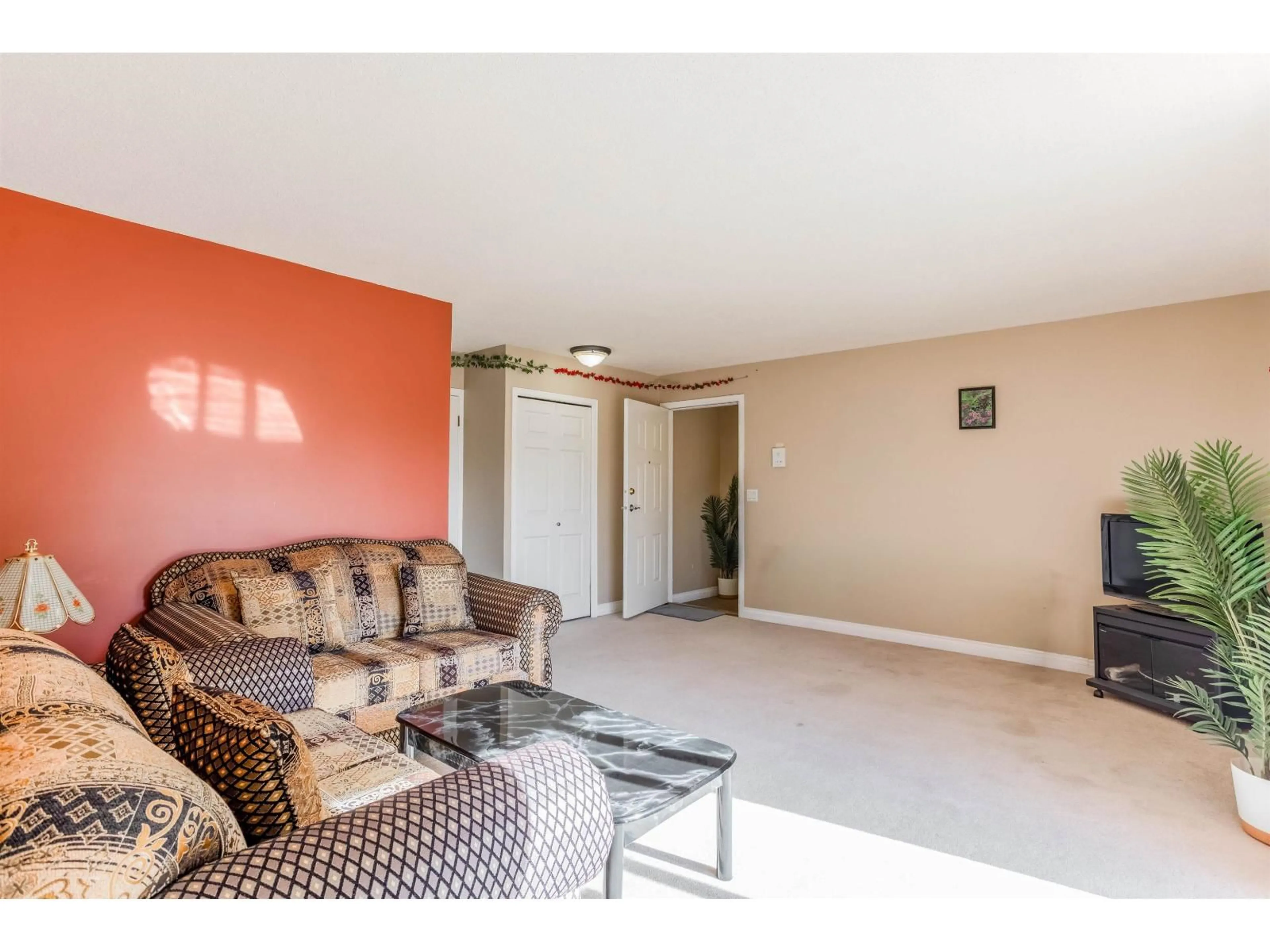 Living room with furniture, unknown for 2 - 2456 WARE STREET, Abbotsford British Columbia V3S3E1