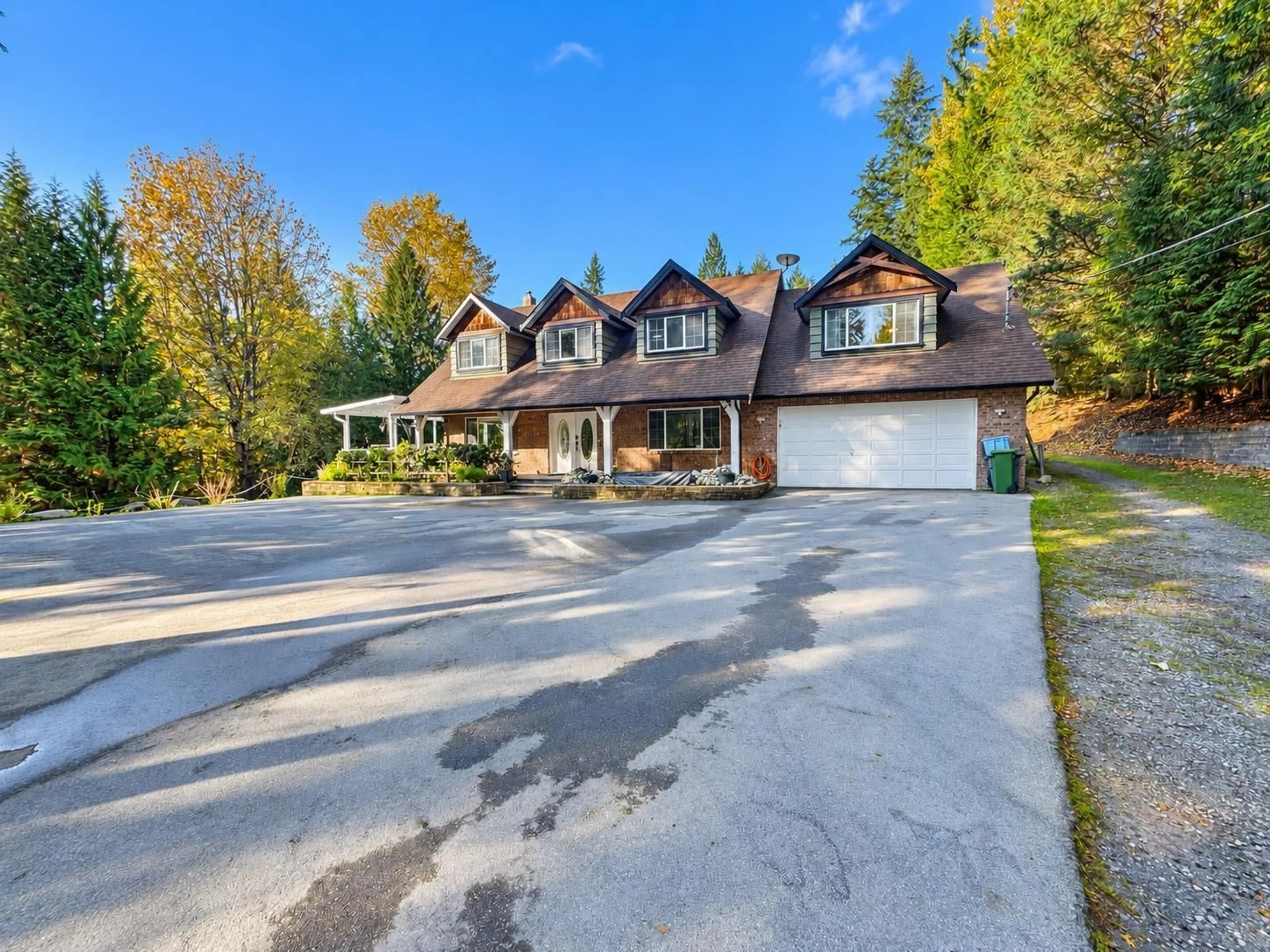 A pic from outside/outdoor area/front of a property/back of a property/a pic from drone, street for 32525 RICHARDS AVENUE, Mission British Columbia V2V7E6