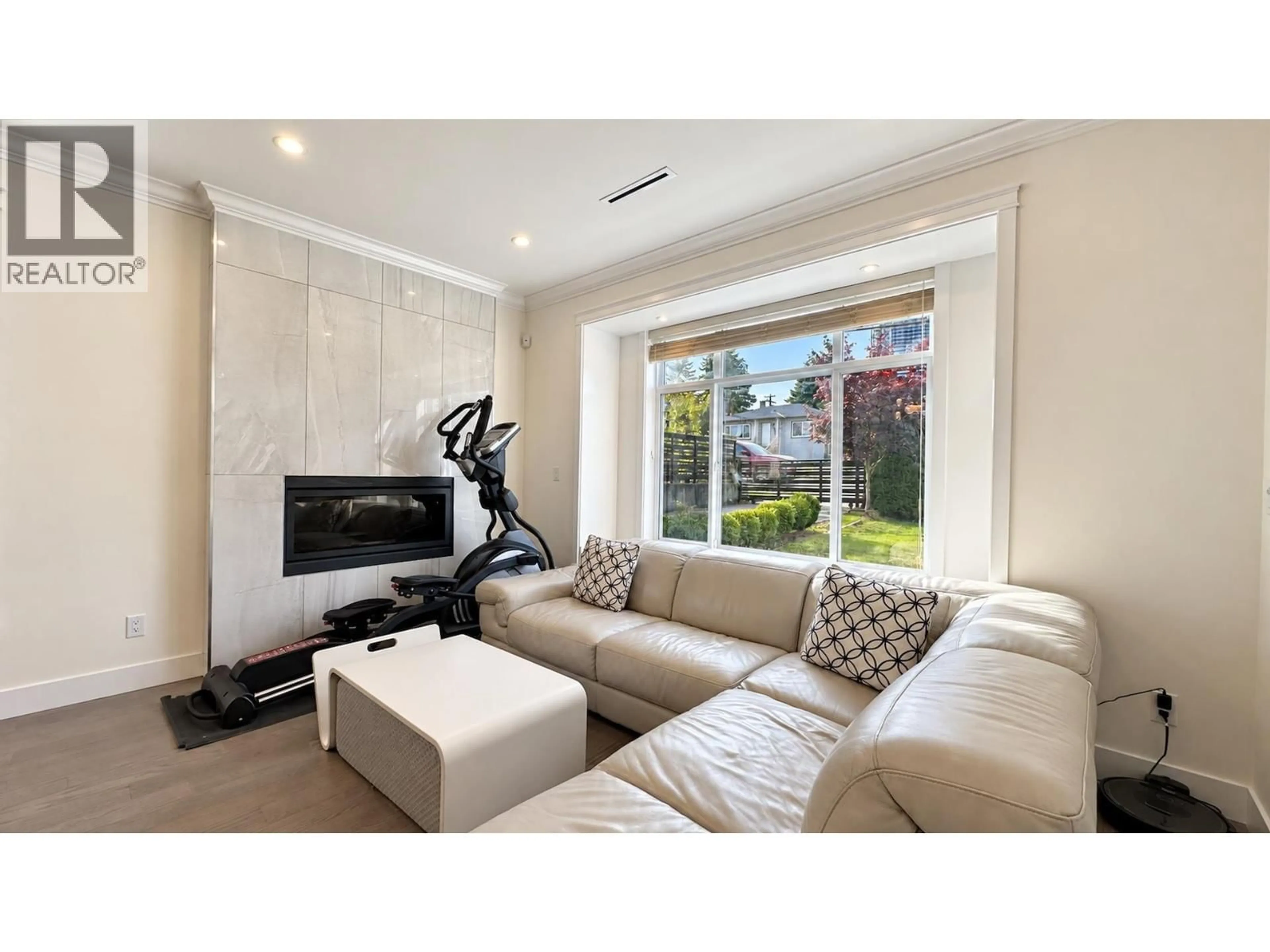 Living room with furniture, unknown for 6272 ROYAL OAK AVENUE, Burnaby British Columbia V5H3N7