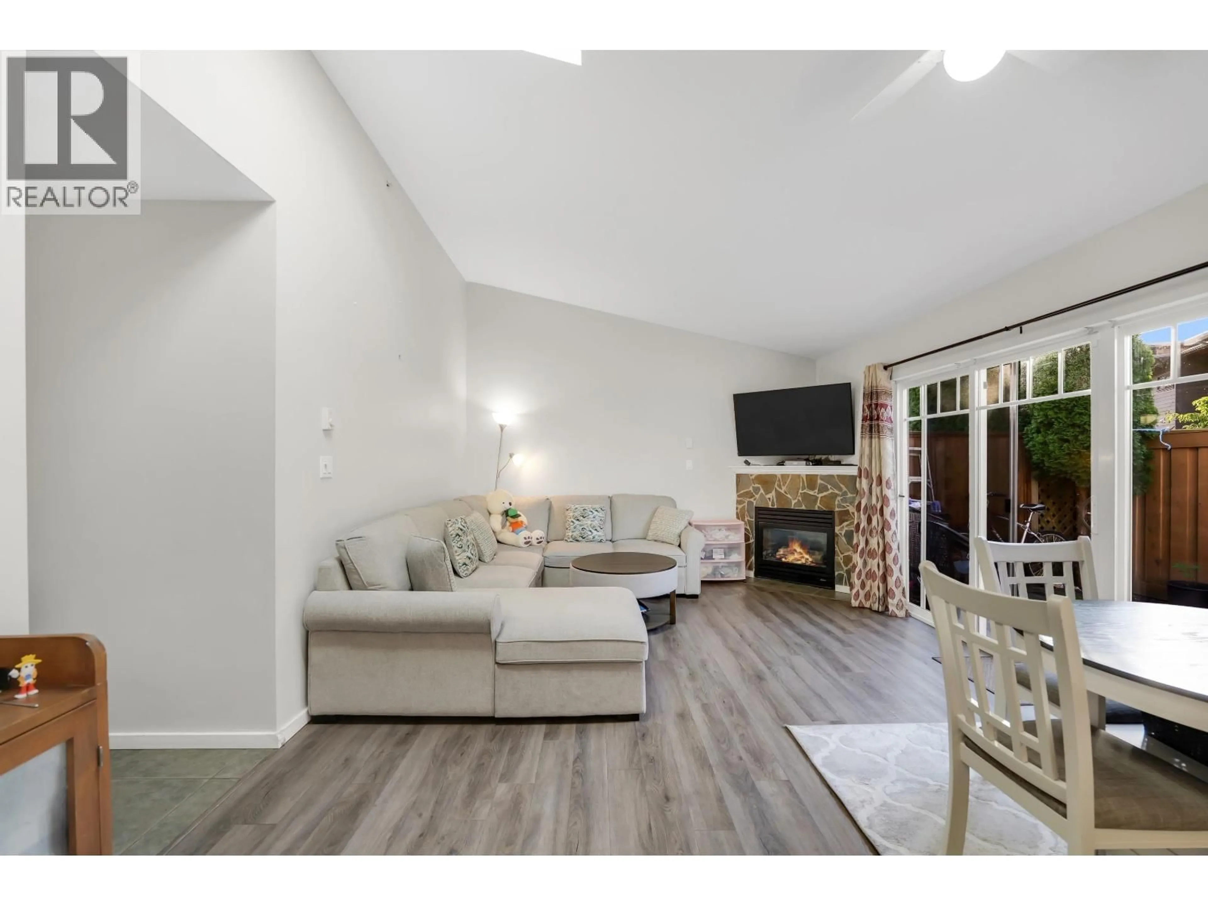 Living room with furniture, wood/laminate floor for 95 - 1821 WILLOW CRESCENT, Squamish British Columbia V8B0C9
