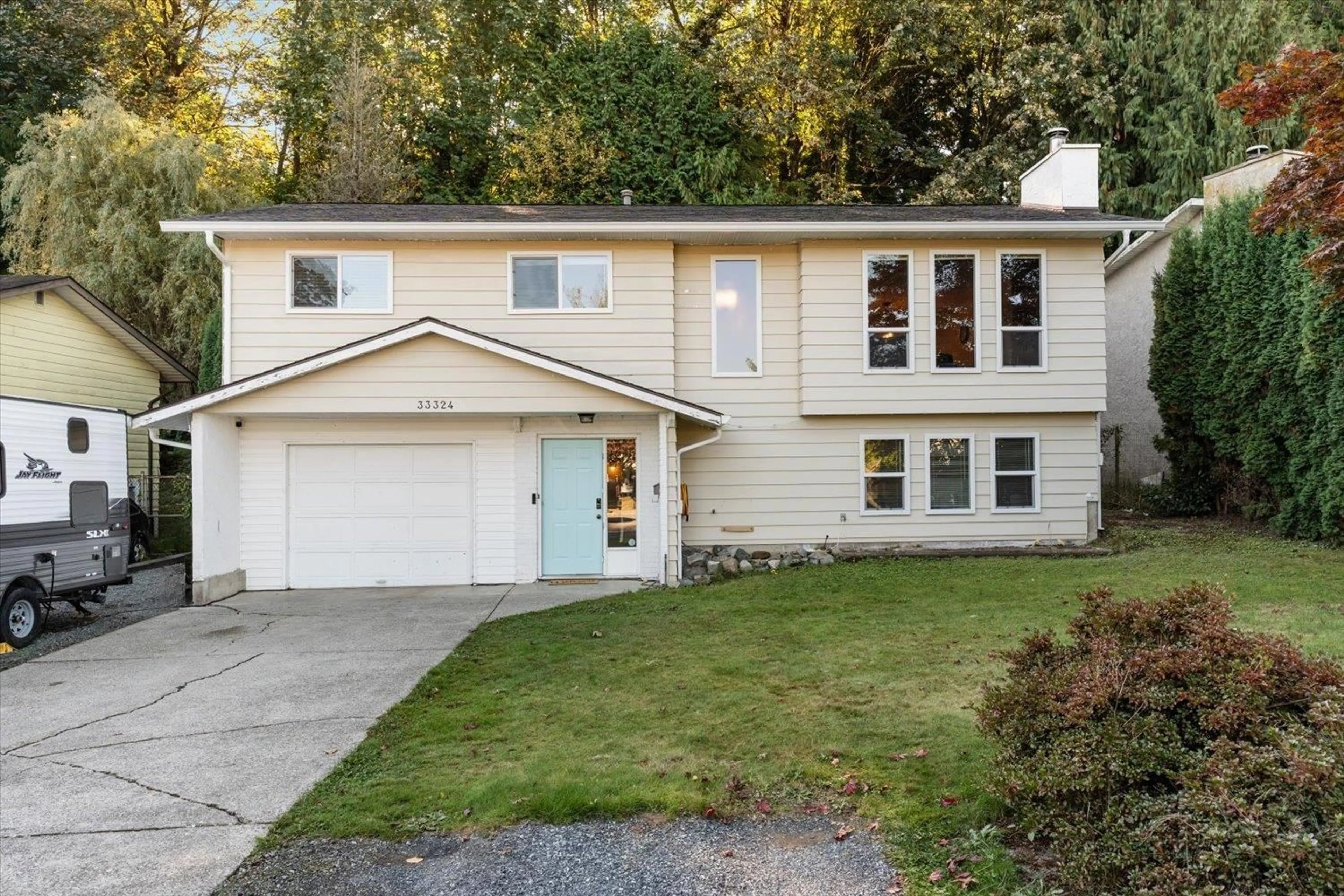Home with vinyl exterior material, street for 33324 WREN CRESCENT, Abbotsford British Columbia V2S5W1