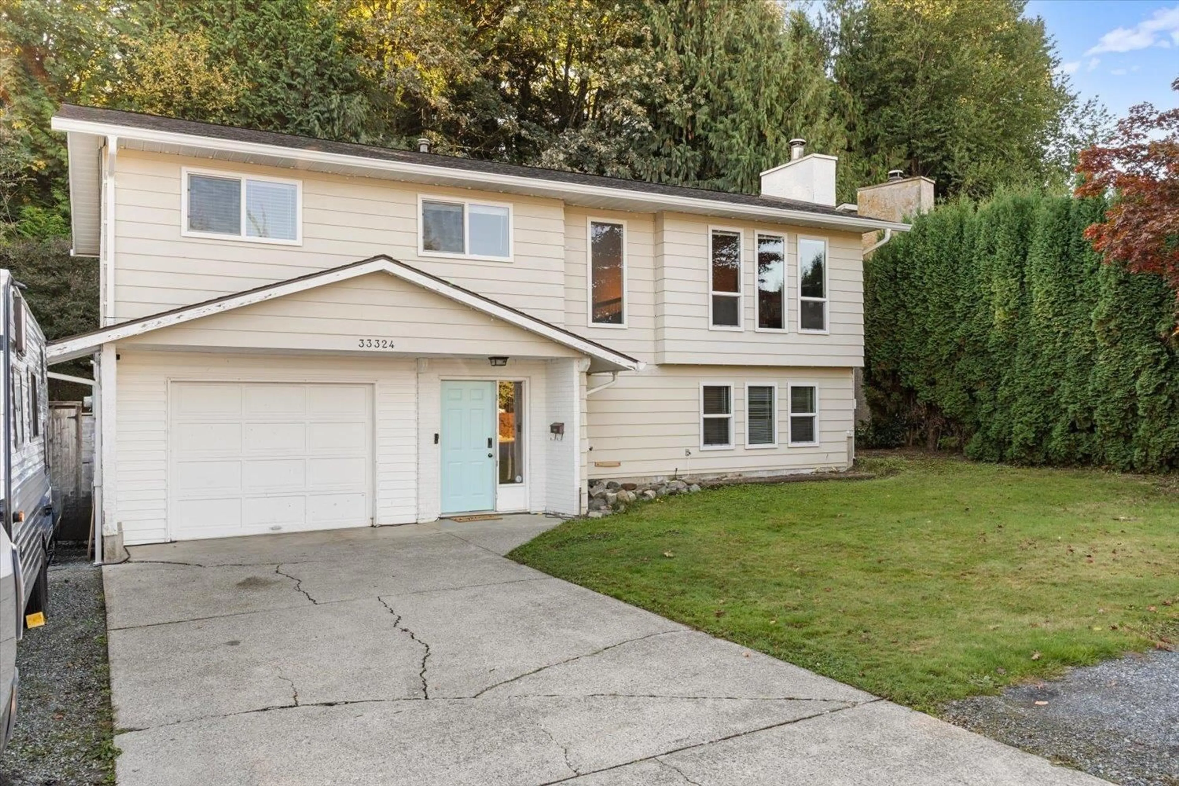 Home with vinyl exterior material, street for 33324 WREN CRESCENT, Abbotsford British Columbia V2S5W1