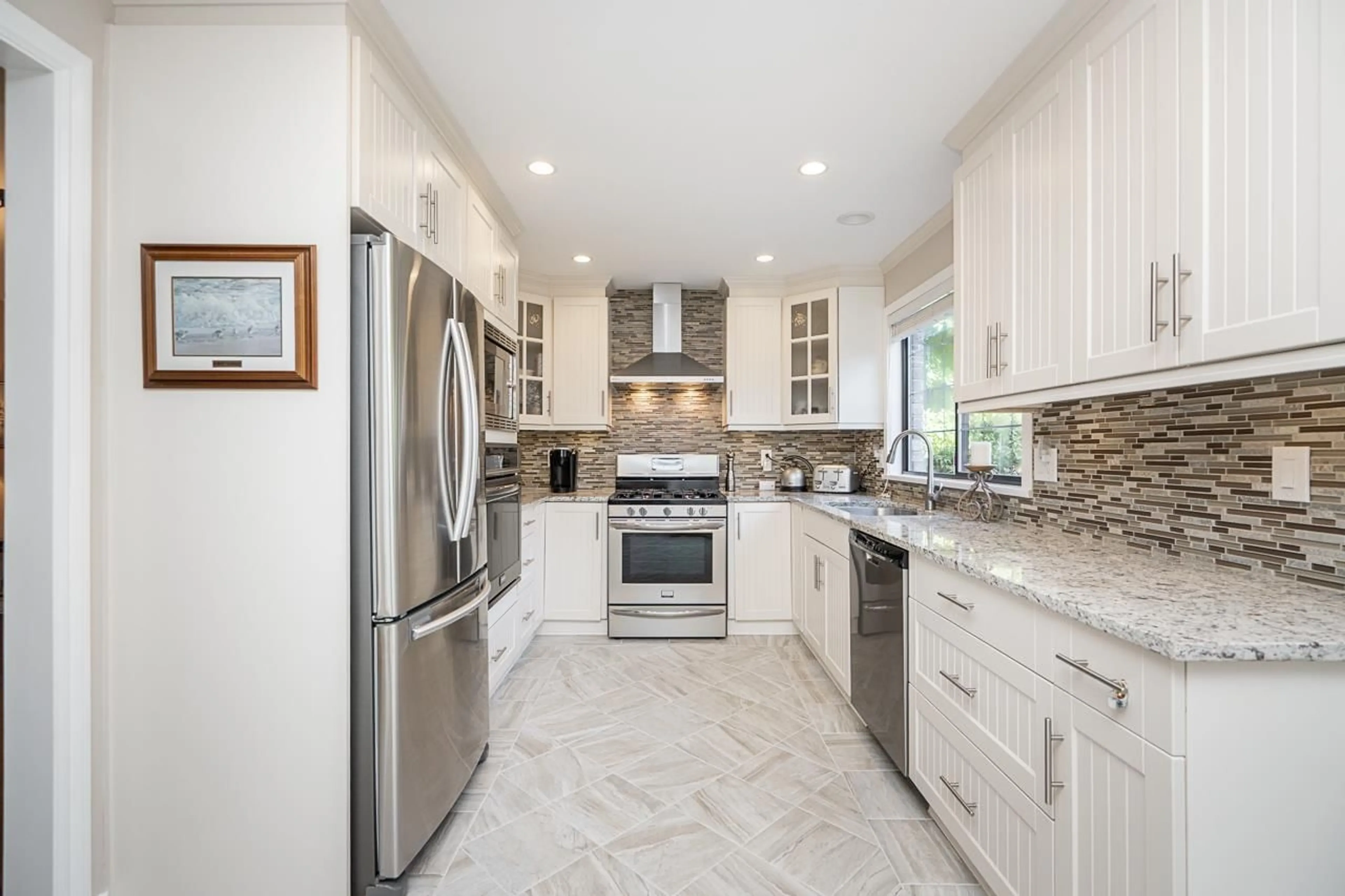 Contemporary kitchen, ceramic/tile floor for 31 - 1725 SOUTHMERE CRESCENT, Surrey British Columbia V4A7A7