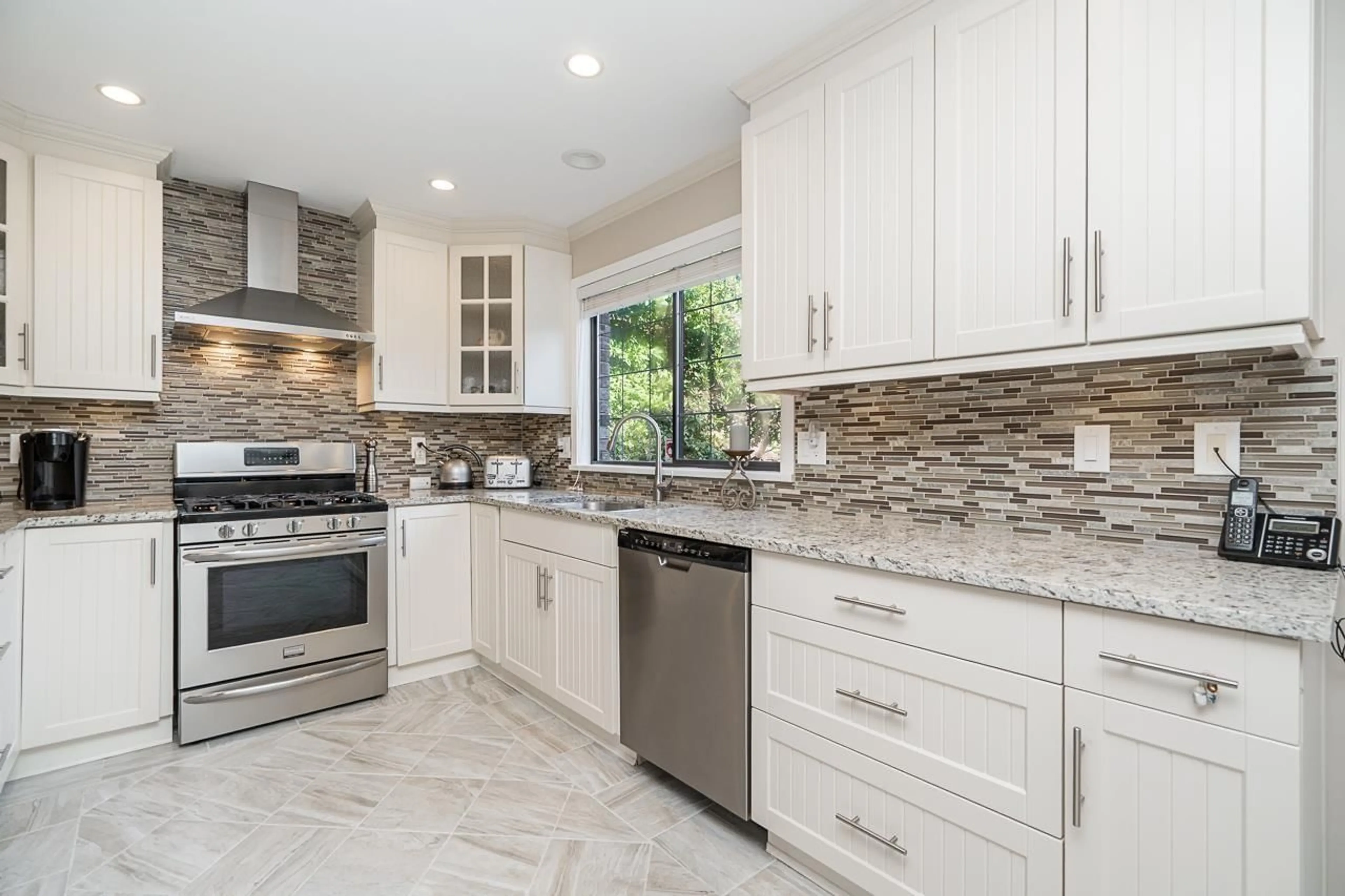 Contemporary kitchen, ceramic/tile floor for 31 - 1725 SOUTHMERE CRESCENT, Surrey British Columbia V4A7A7
