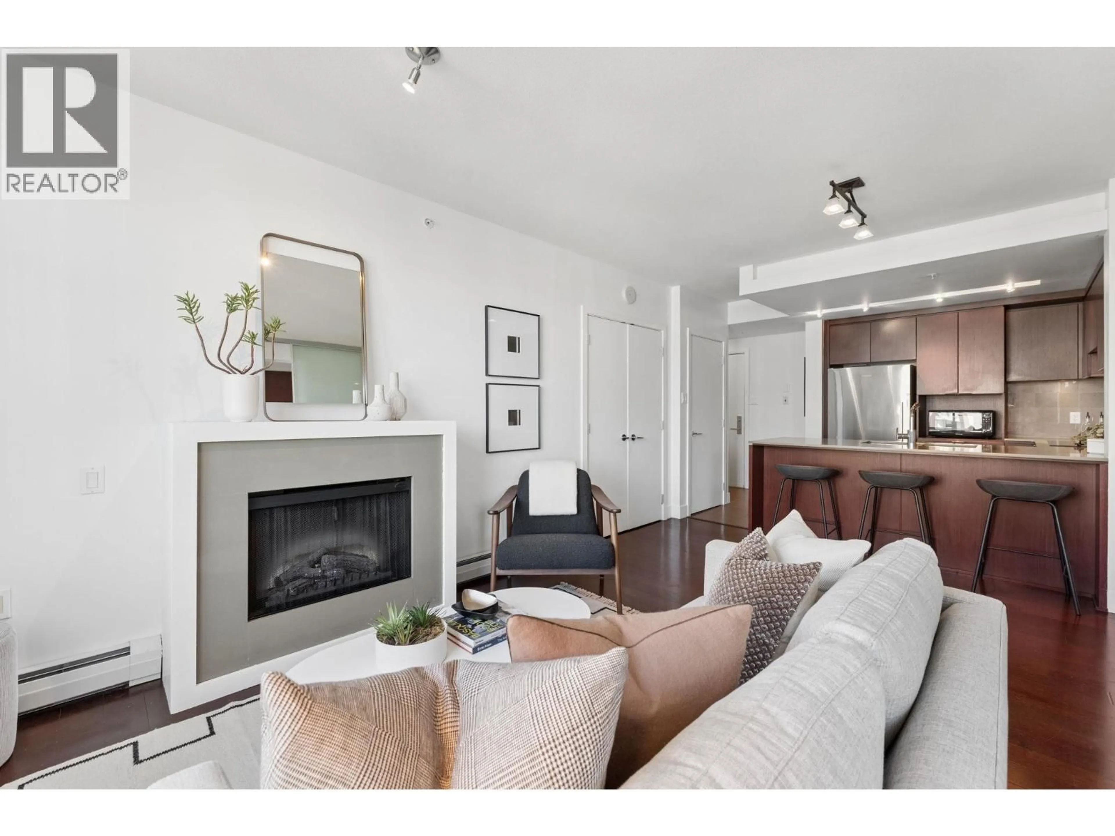 Living room with furniture, unknown for 1101 - 158 13TH STREET, North Vancouver British Columbia V7M0A7