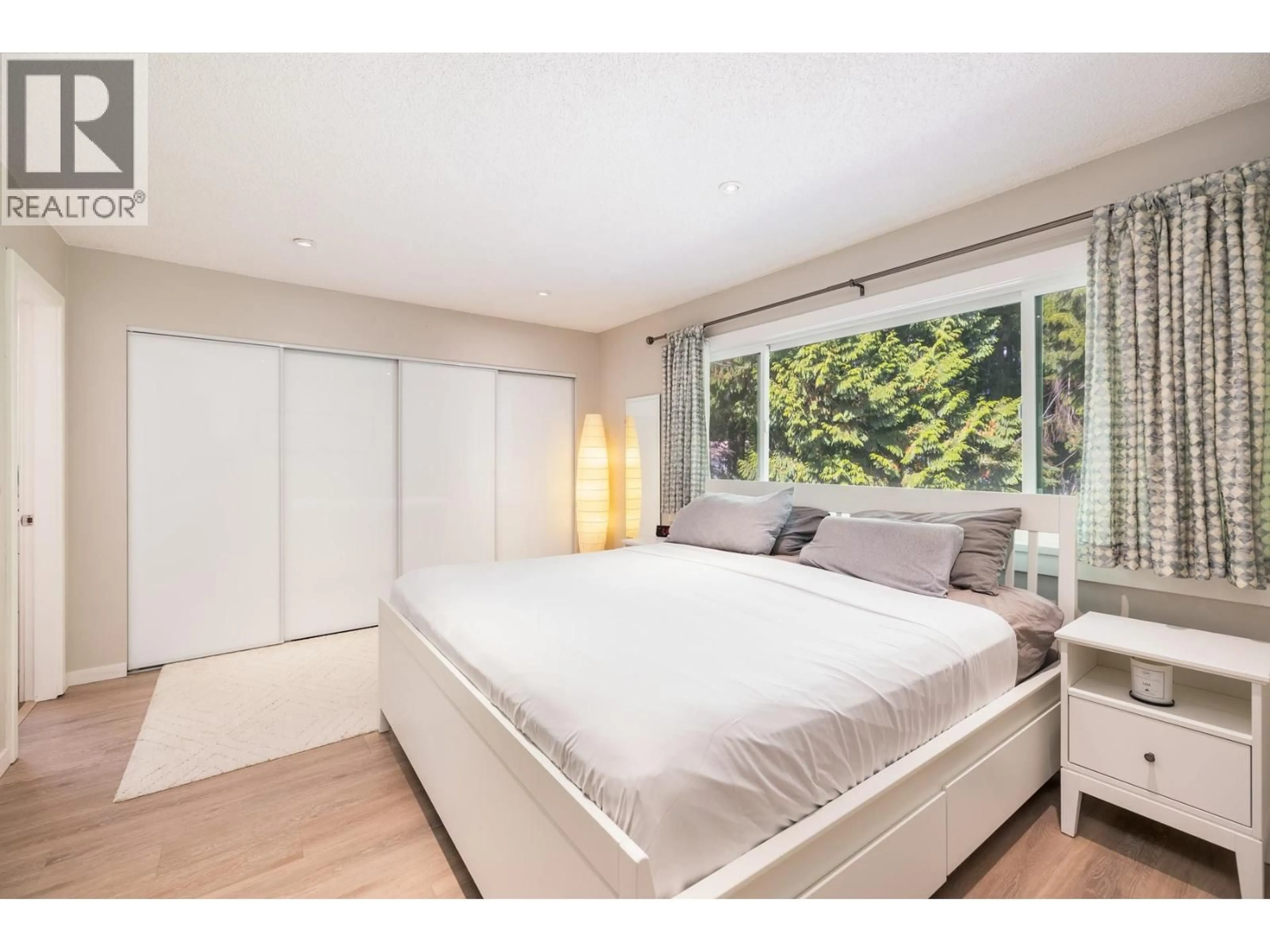 Bedroom with bed, wood/laminate floor for 58 - 1930 CEDAR VILLAGE CRESCENT, North Vancouver British Columbia V7J3M5