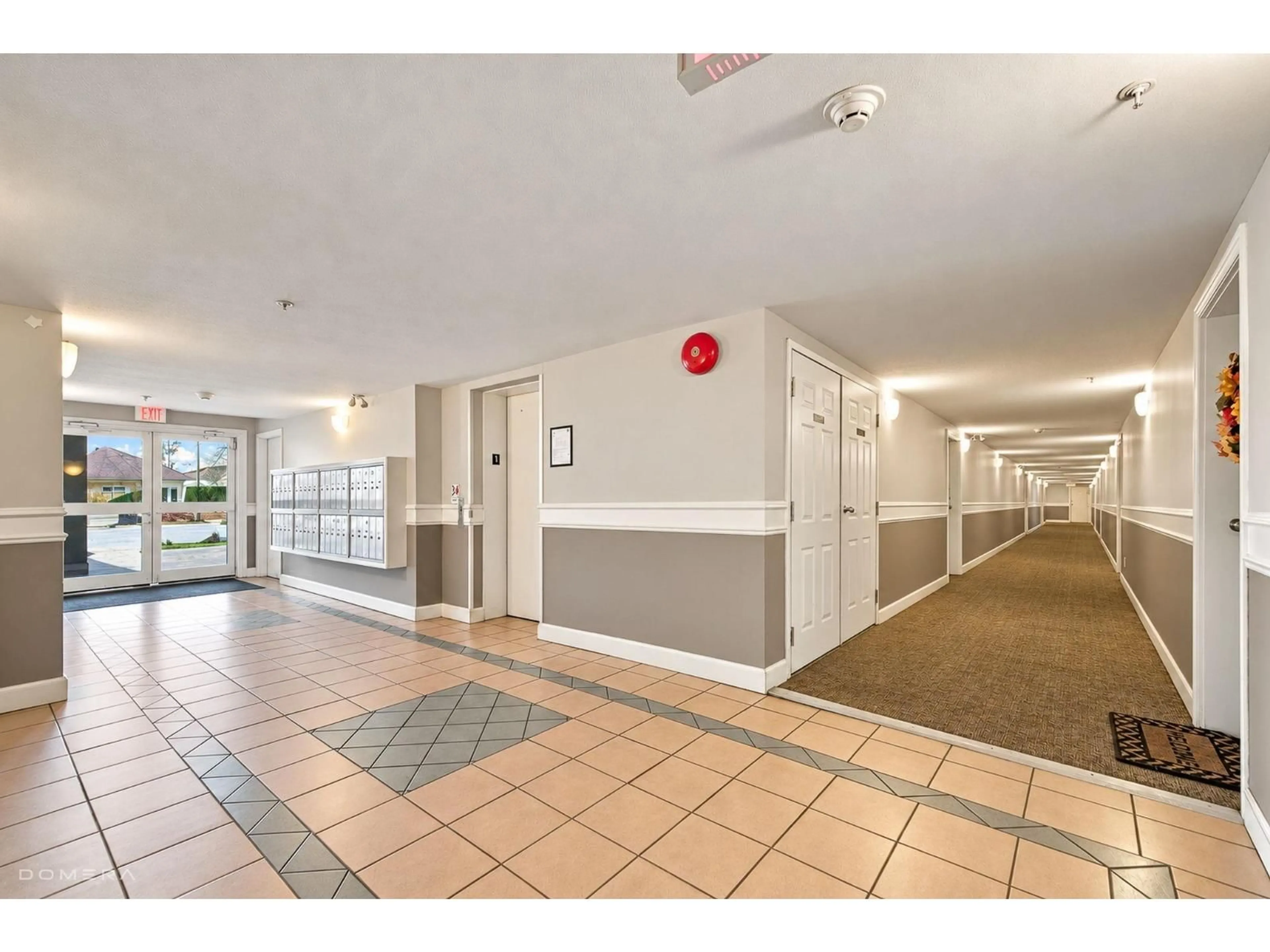 Indoor foyer for 112 - 12733 72 AVENUE, Surrey British Columbia V3W2M7
