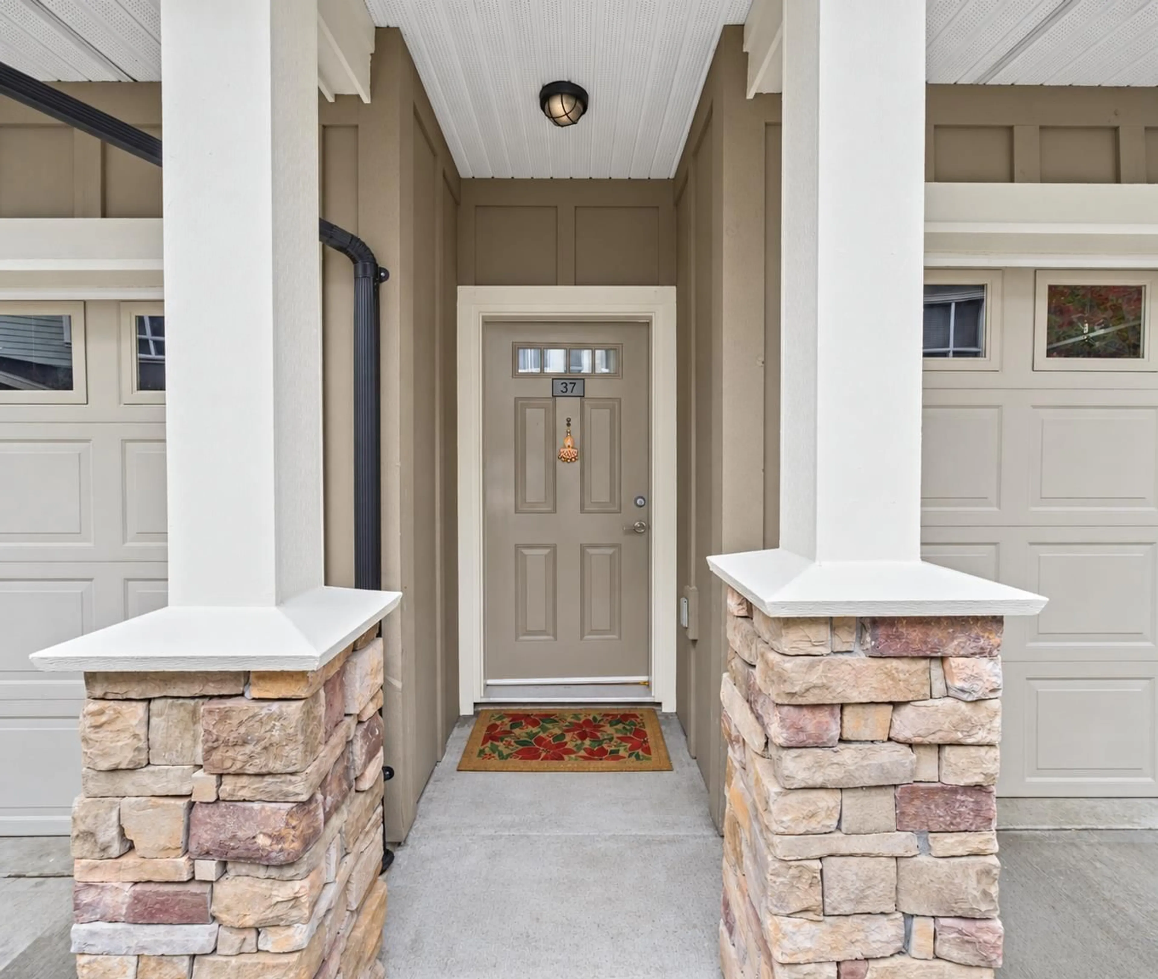 Indoor entryway for 37 - 2955 156 STREET, Surrey British Columbia V3Z2W8