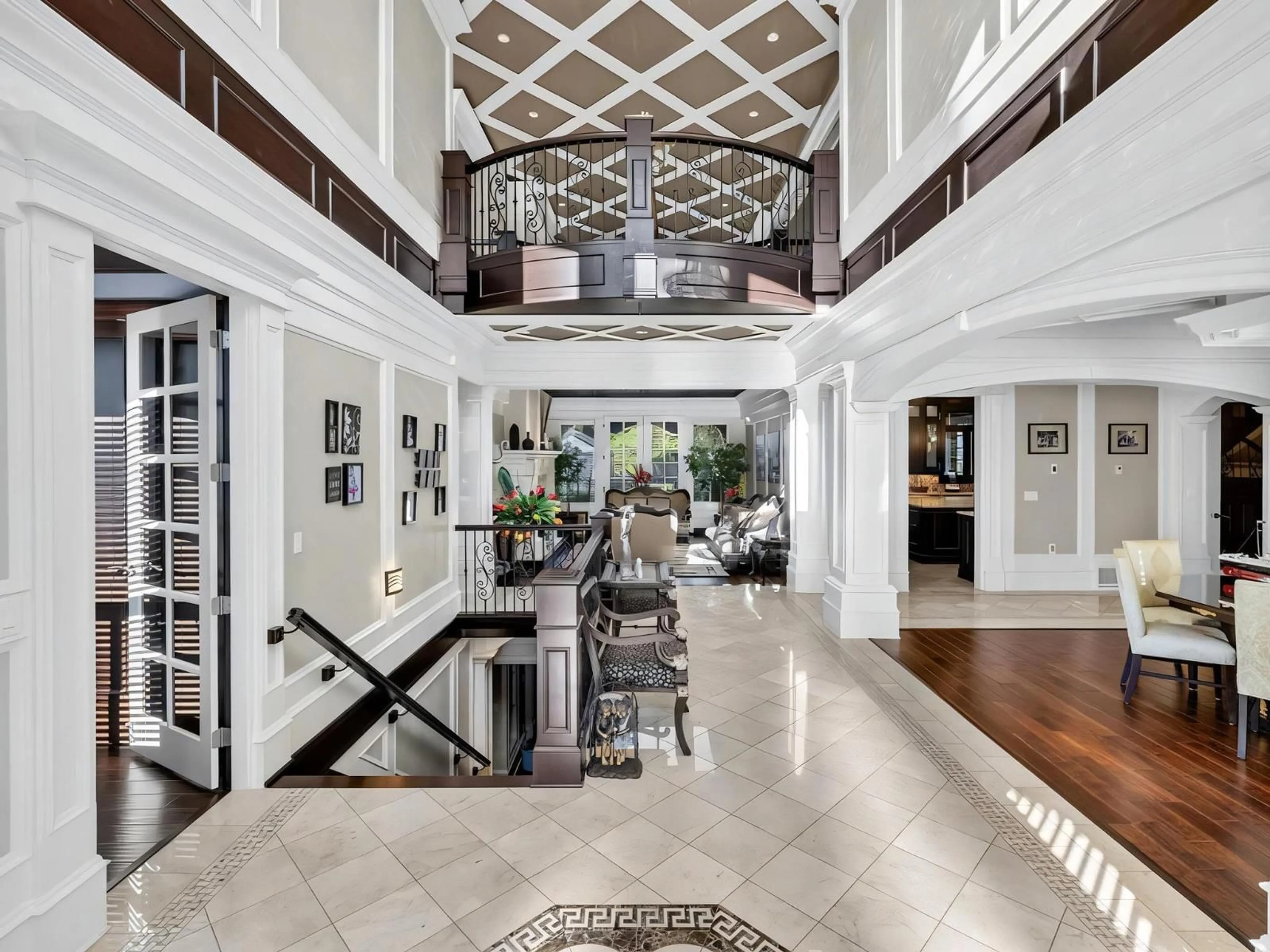 Indoor foyer for 19185 84 AVENUE, Surrey British Columbia V4N6B3