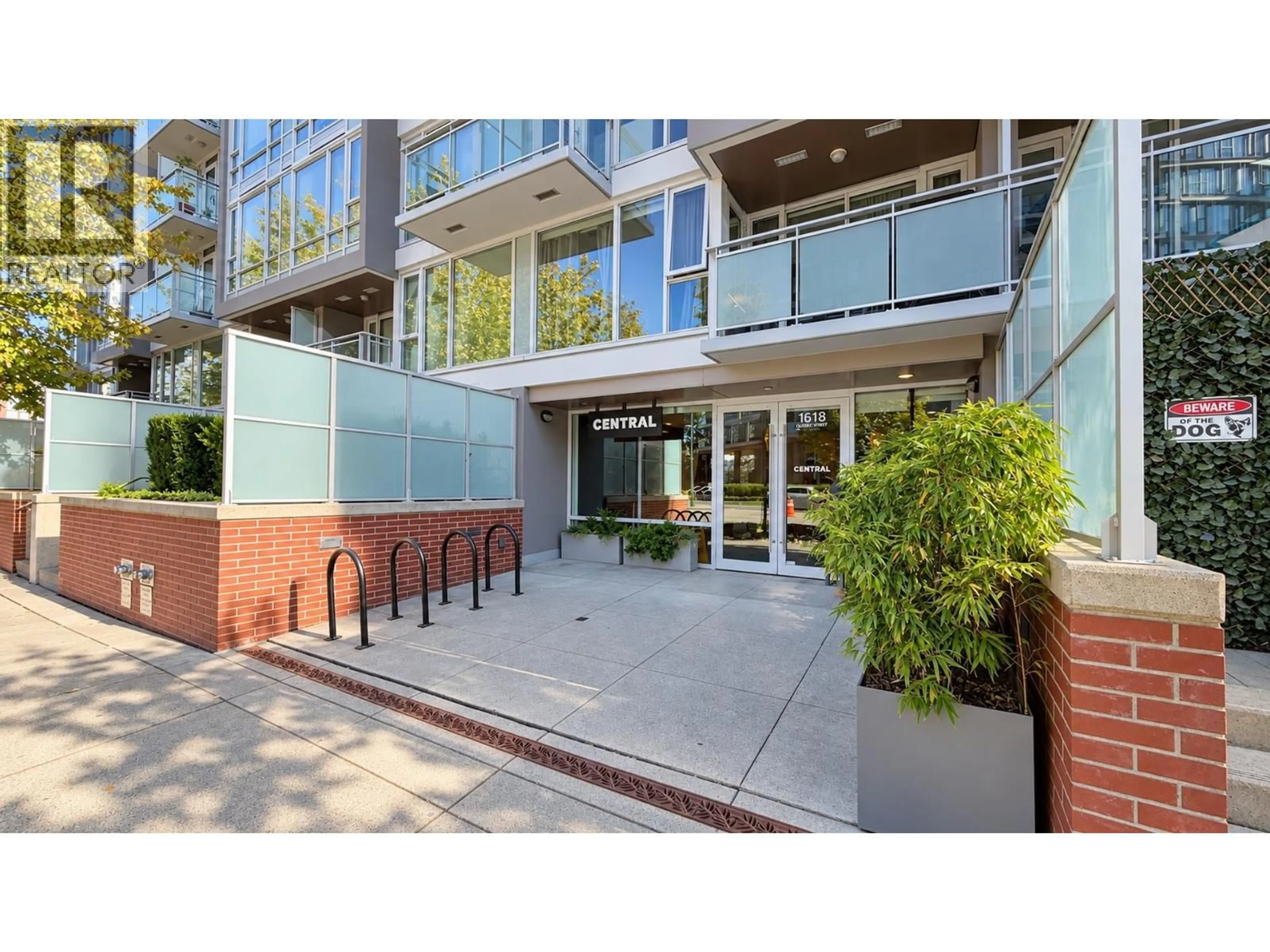Indoor foyer for 603 - 1618 QUEBEC STREET, Vancouver British Columbia V6A0C5