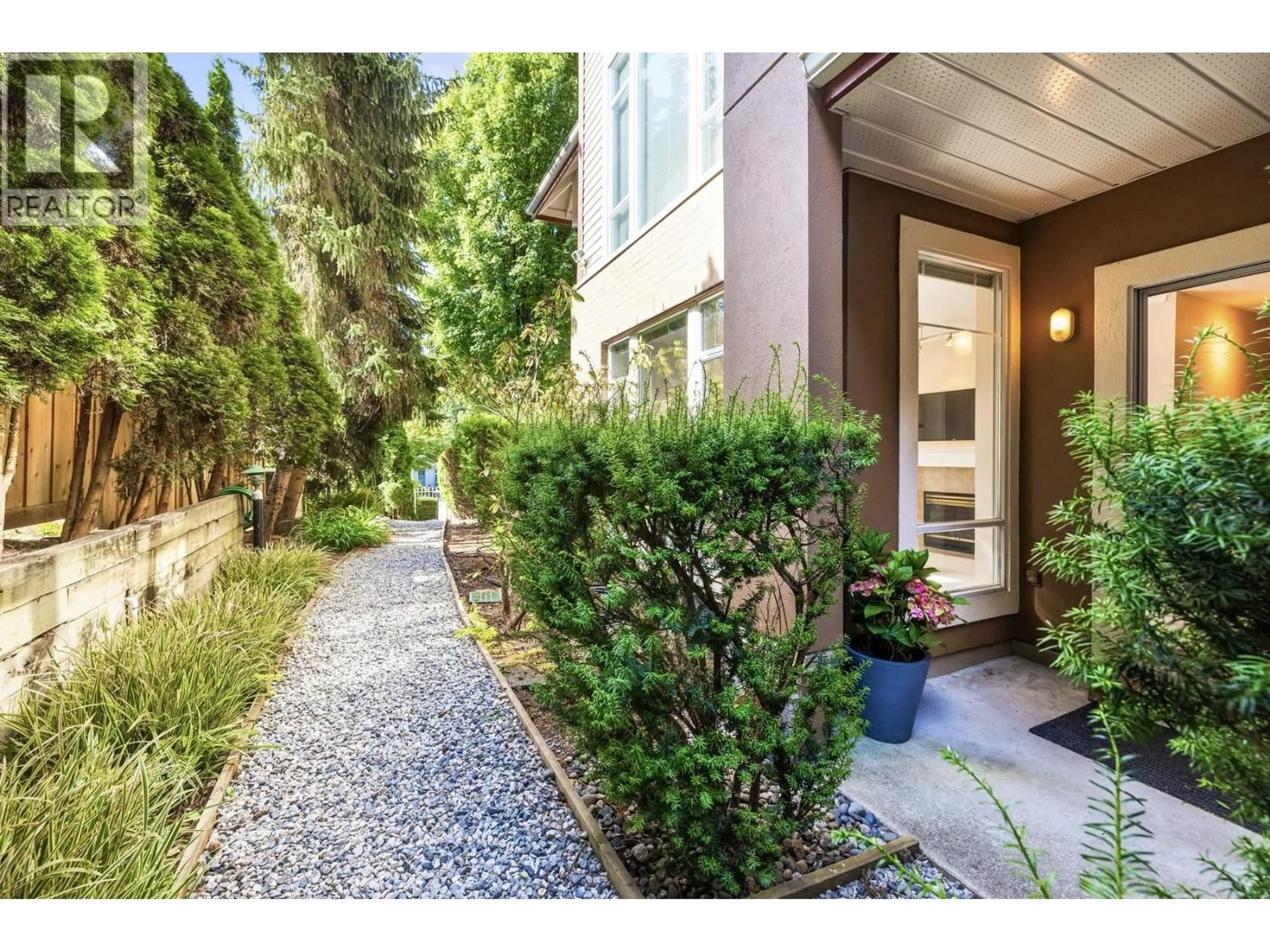 Indoor entryway for 206 - 678 QUEENS ROAD, North Vancouver British Columbia V7N2L3