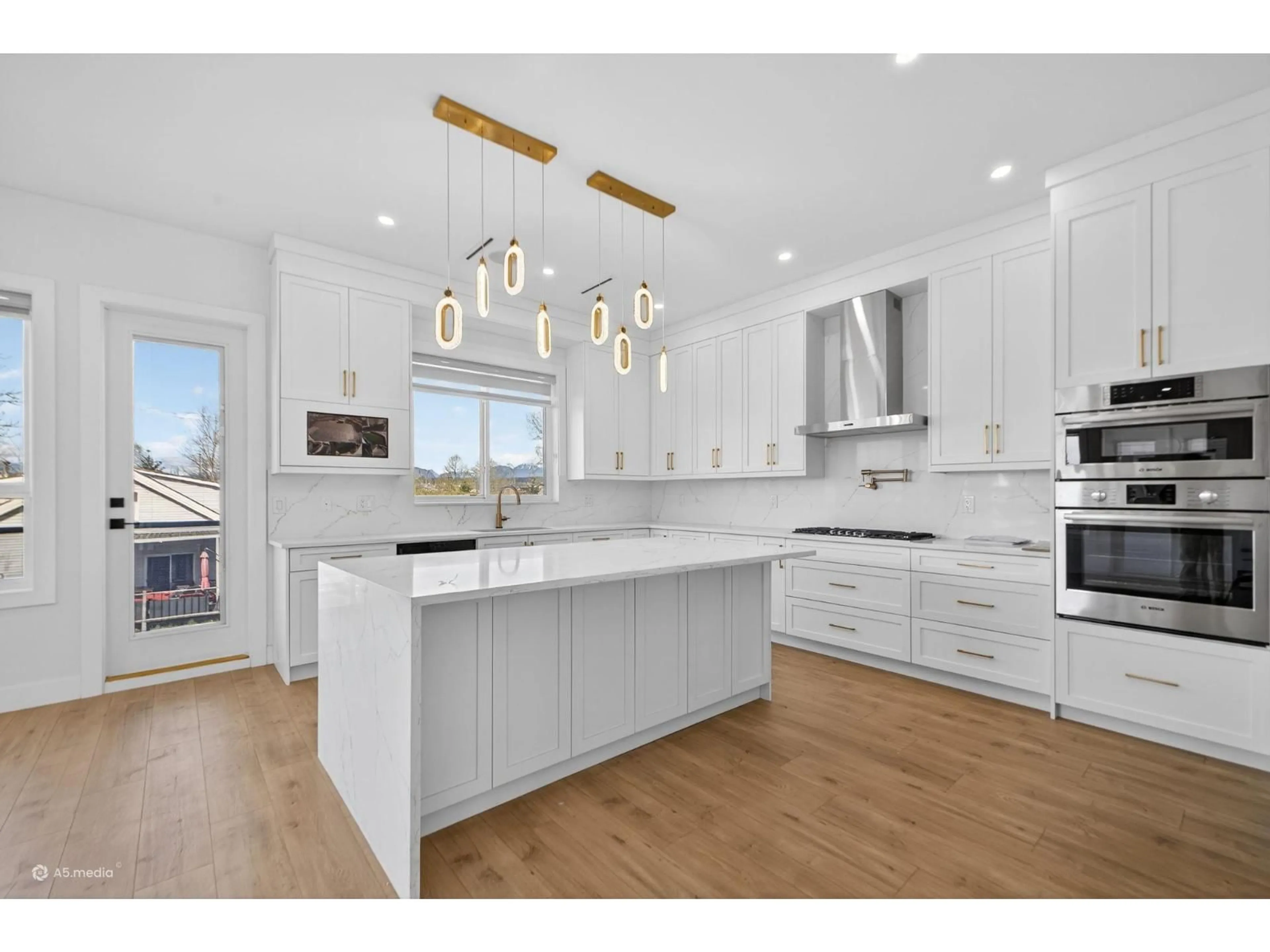 Open concept kitchen, wood/laminate floor for 12927 115A AVENUE, Surrey British Columbia V3R2R3